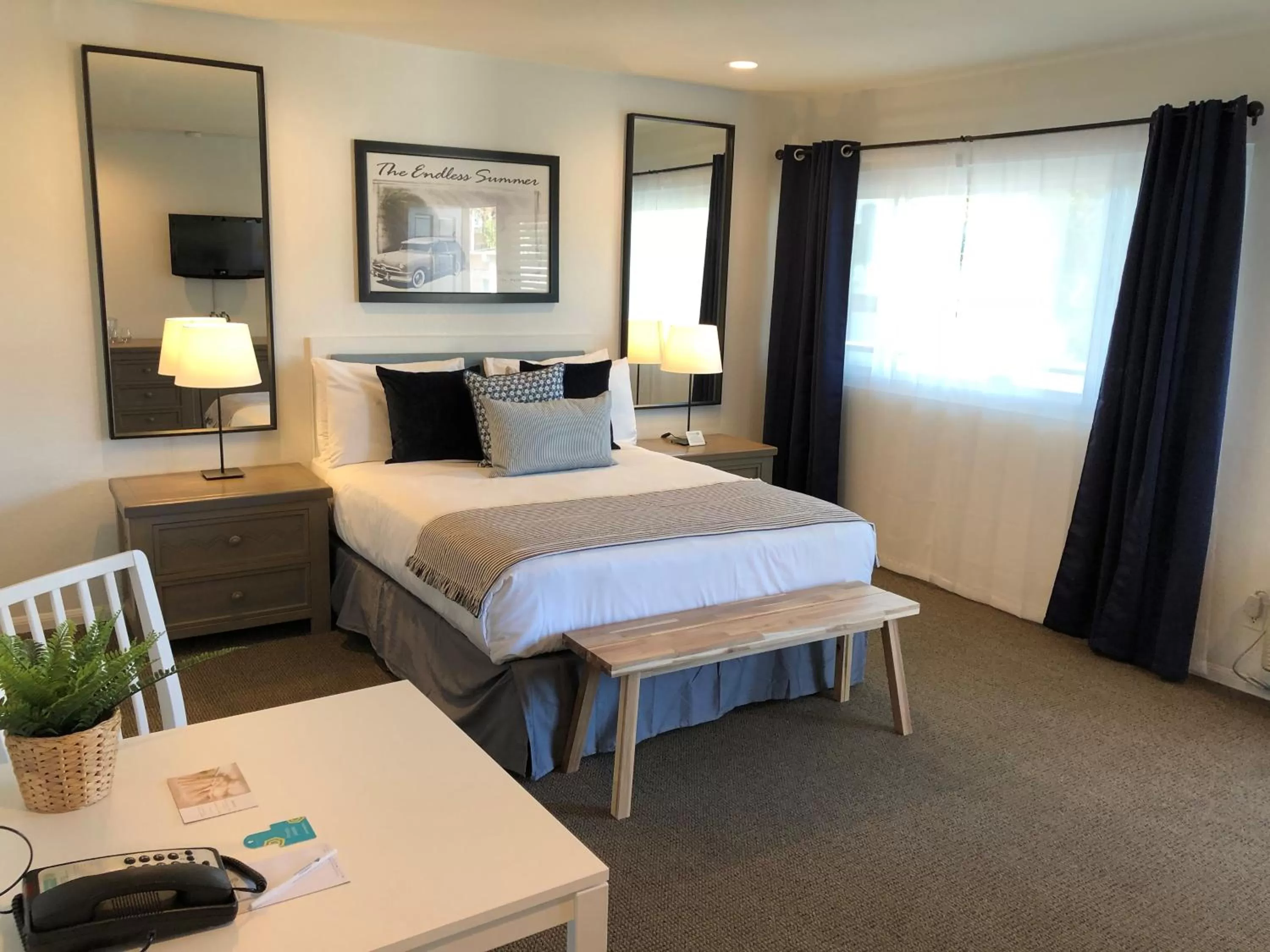 Seating area, Bed in Pacific Edge Hotel on Laguna Beach