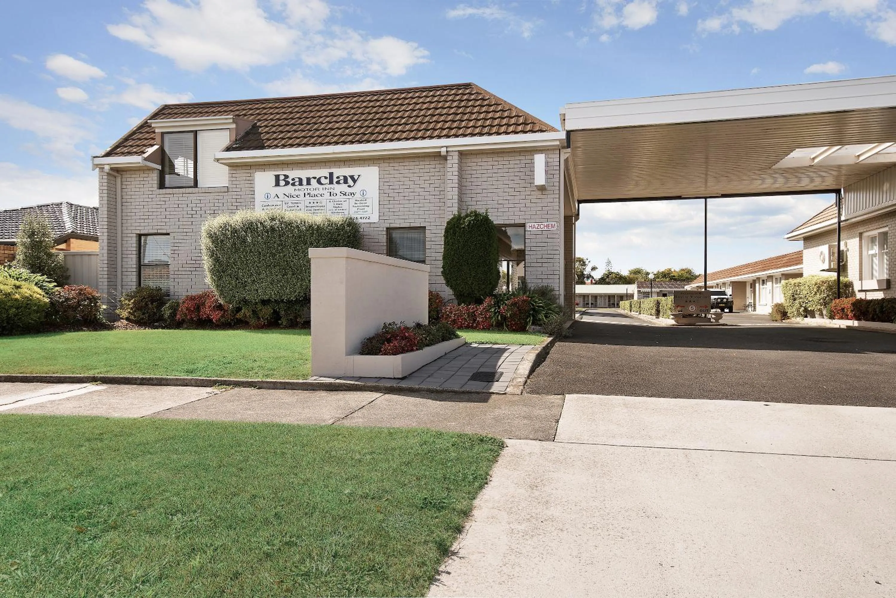 Facade/entrance in Barclay Motor Inn