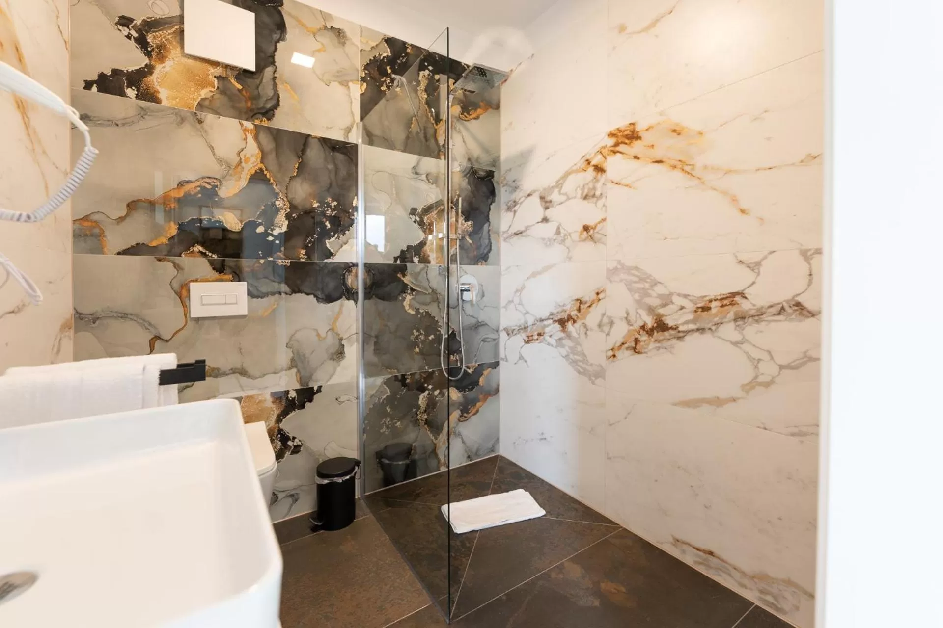 Shower in Hotel & Restaurant Sparta