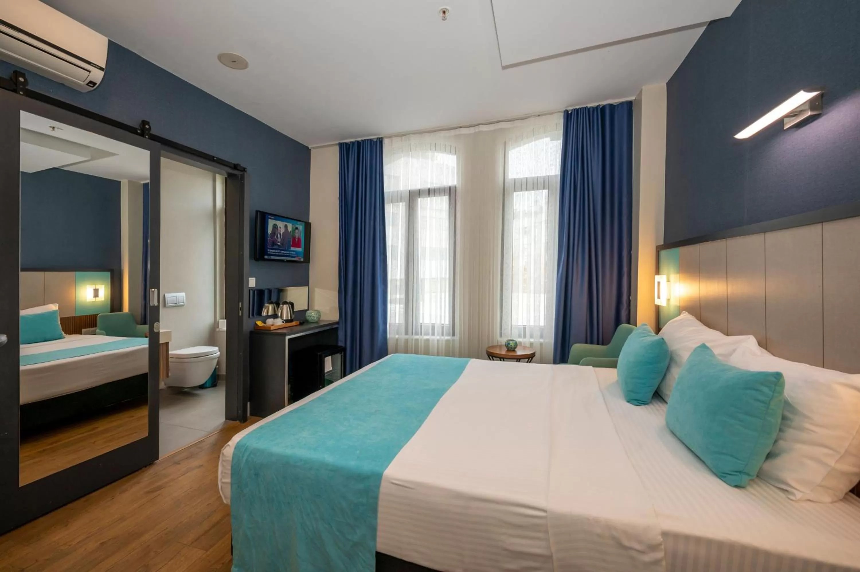 Photo of the whole room, Bed in Juno Hotel Taksim