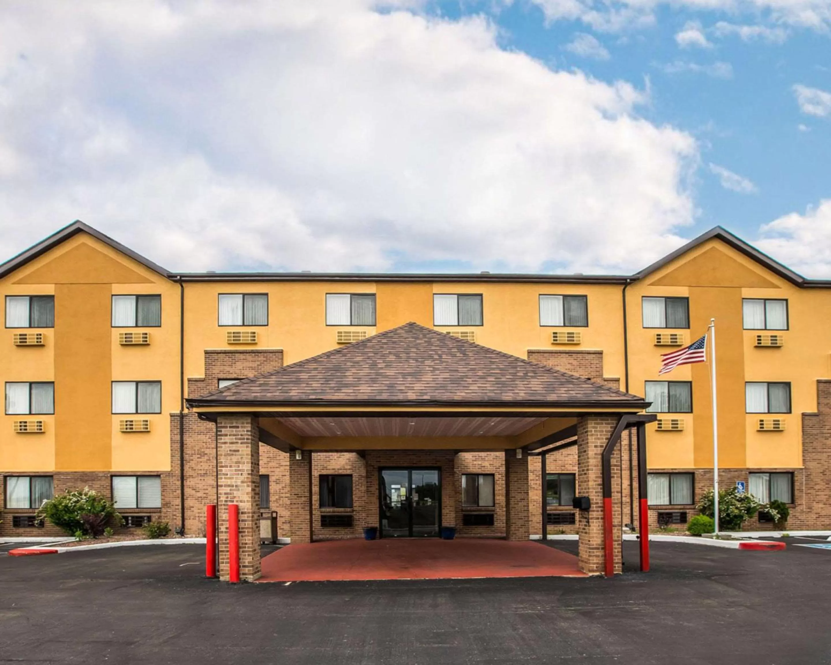 Property building in Quality Inn Peru near Starved Rock State Park