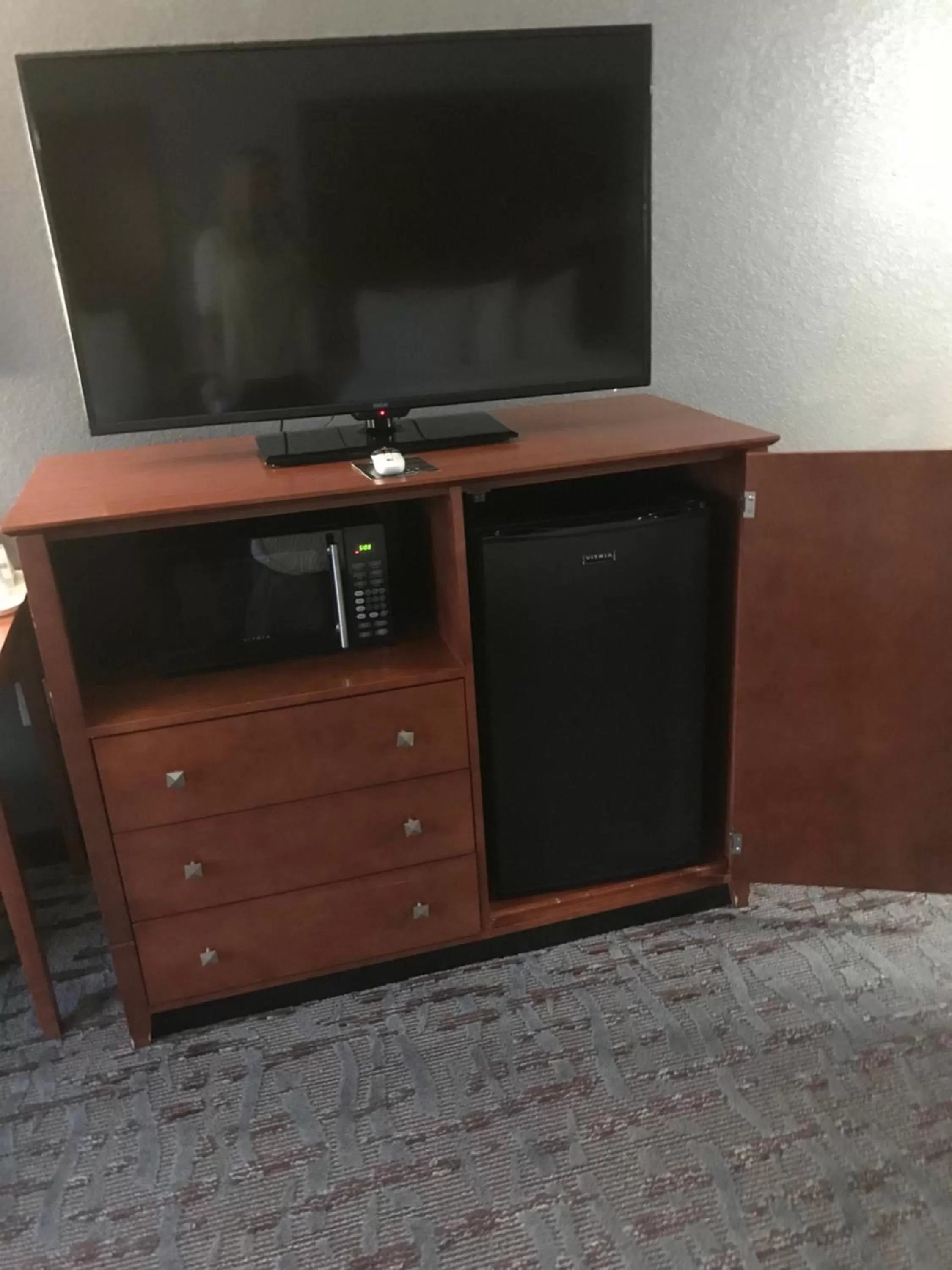 TV and multimedia in AmericInn by Wyndham Ankeny/Des Moines