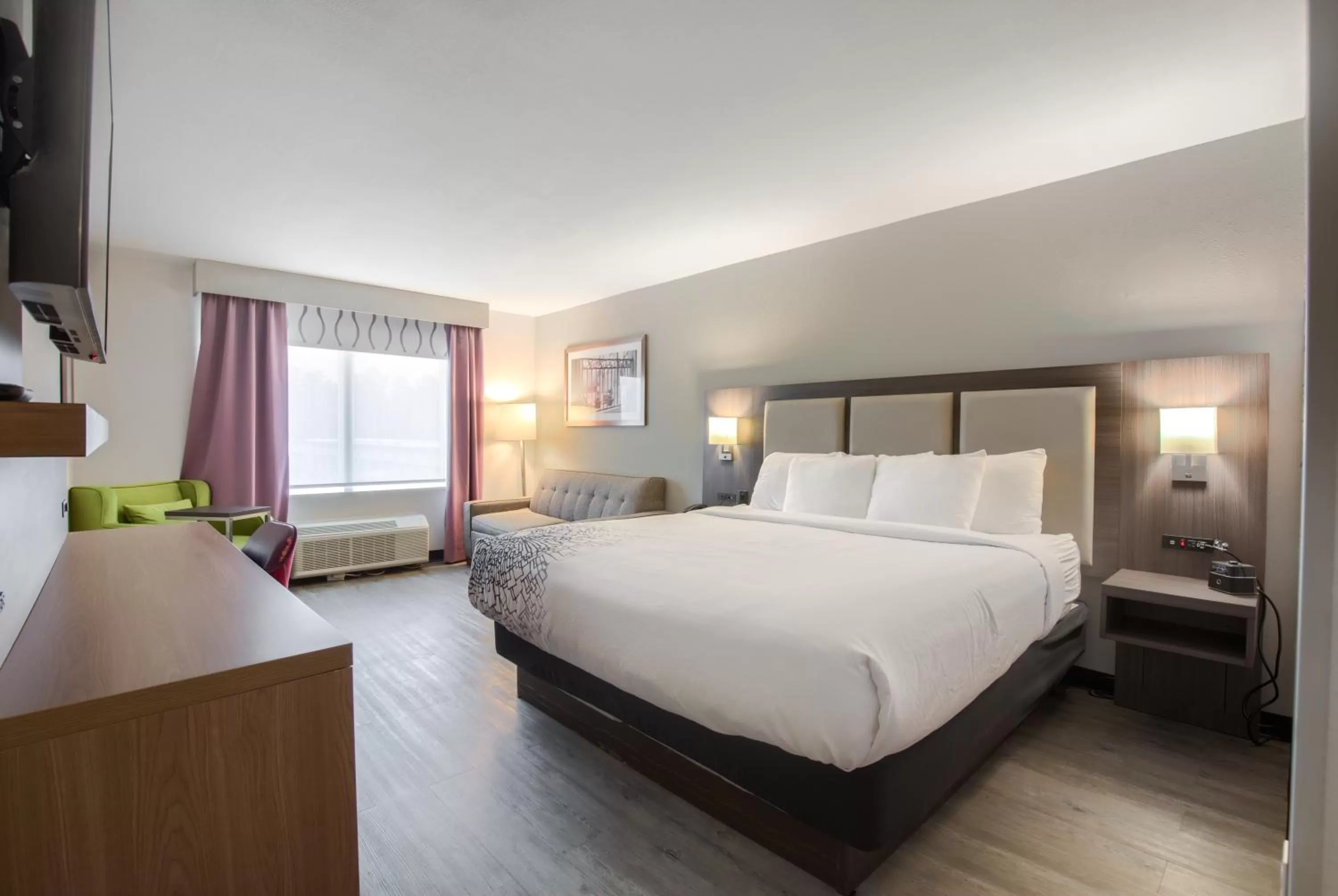 Photo of the whole room, Bed in La Quinta by Wyndham Mobile