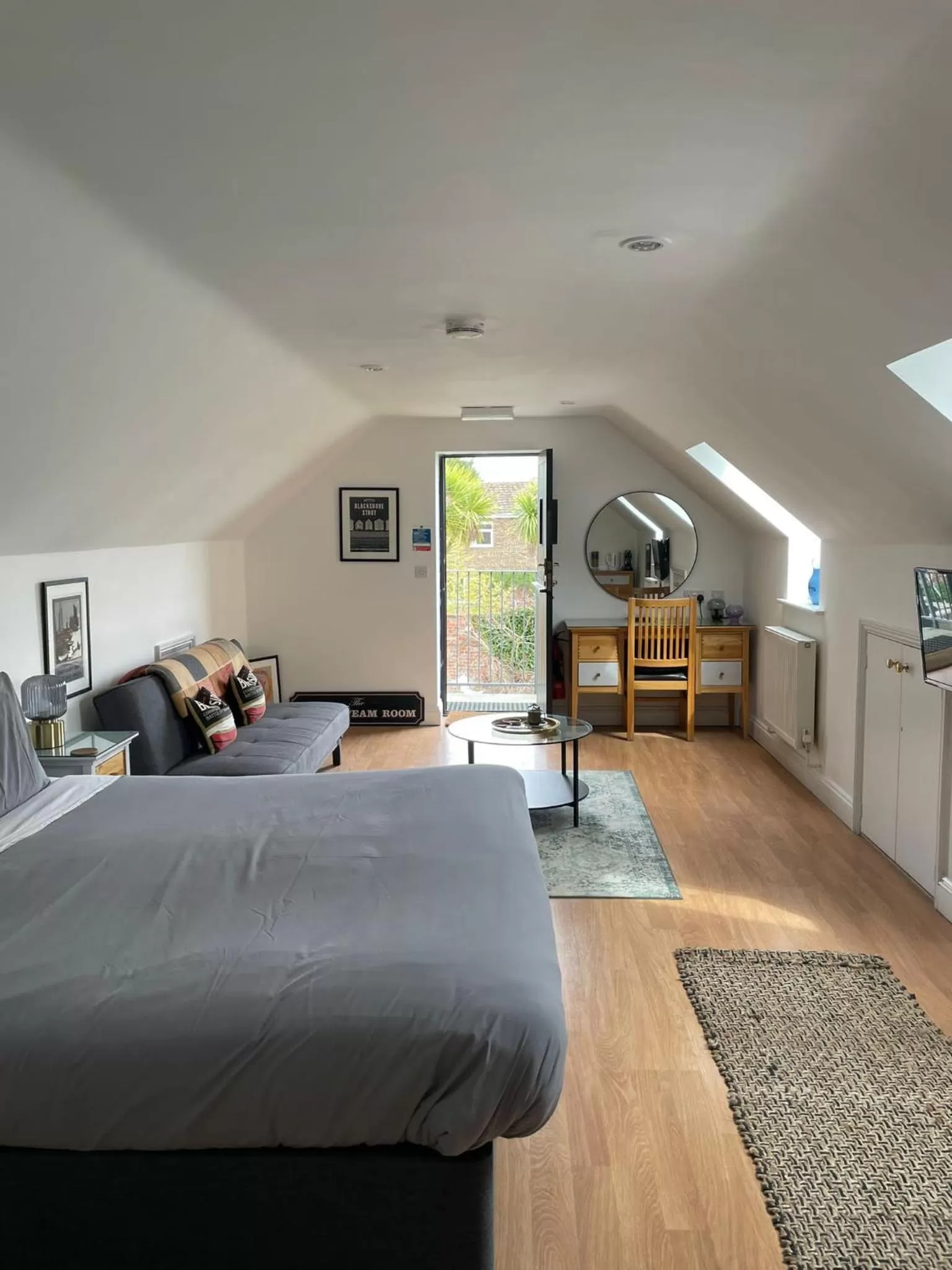 Photo of the whole room, Bed in The Cherry Tree