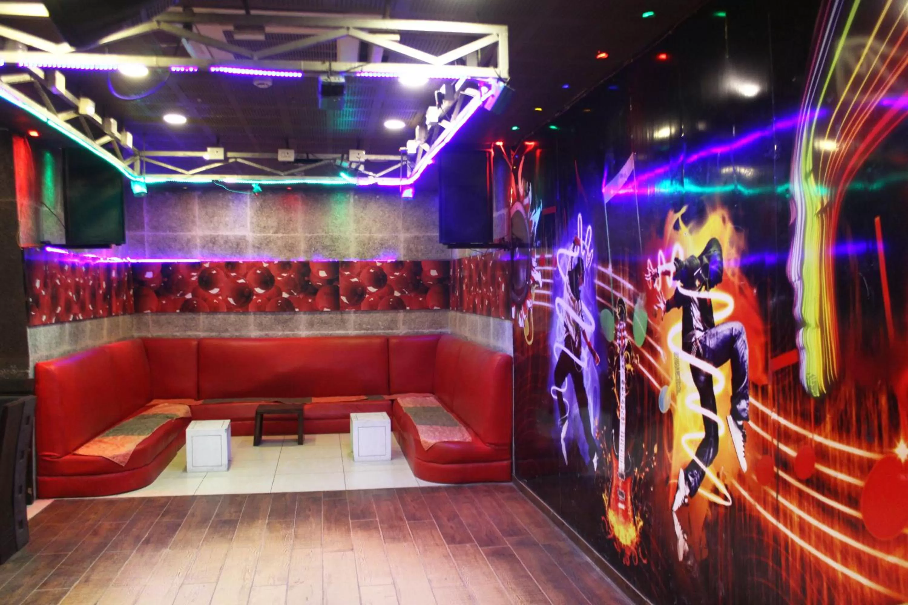 Evening entertainment in TGI Apple Inn