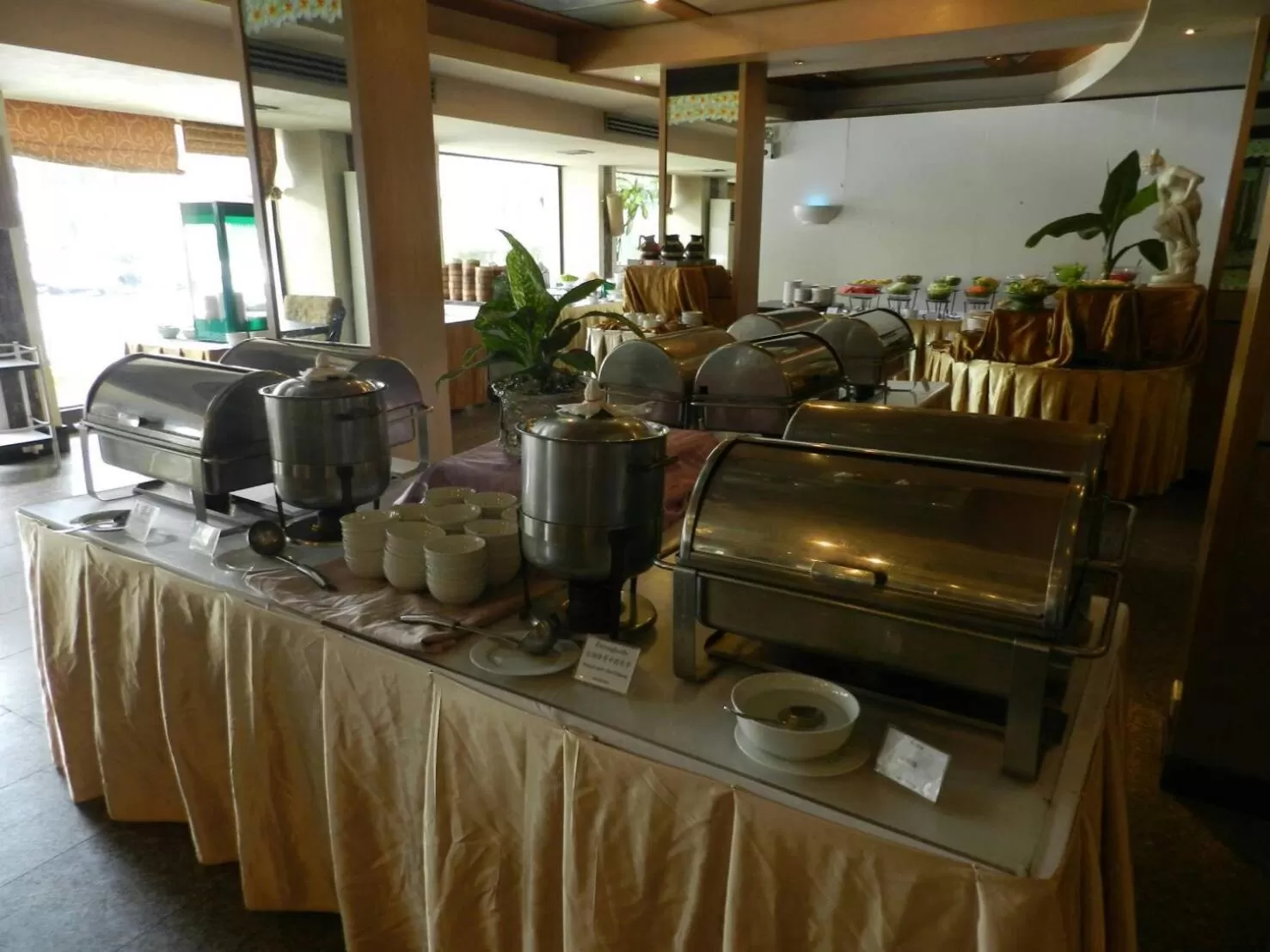 Restaurant/places to eat in Niran Grand Hotel