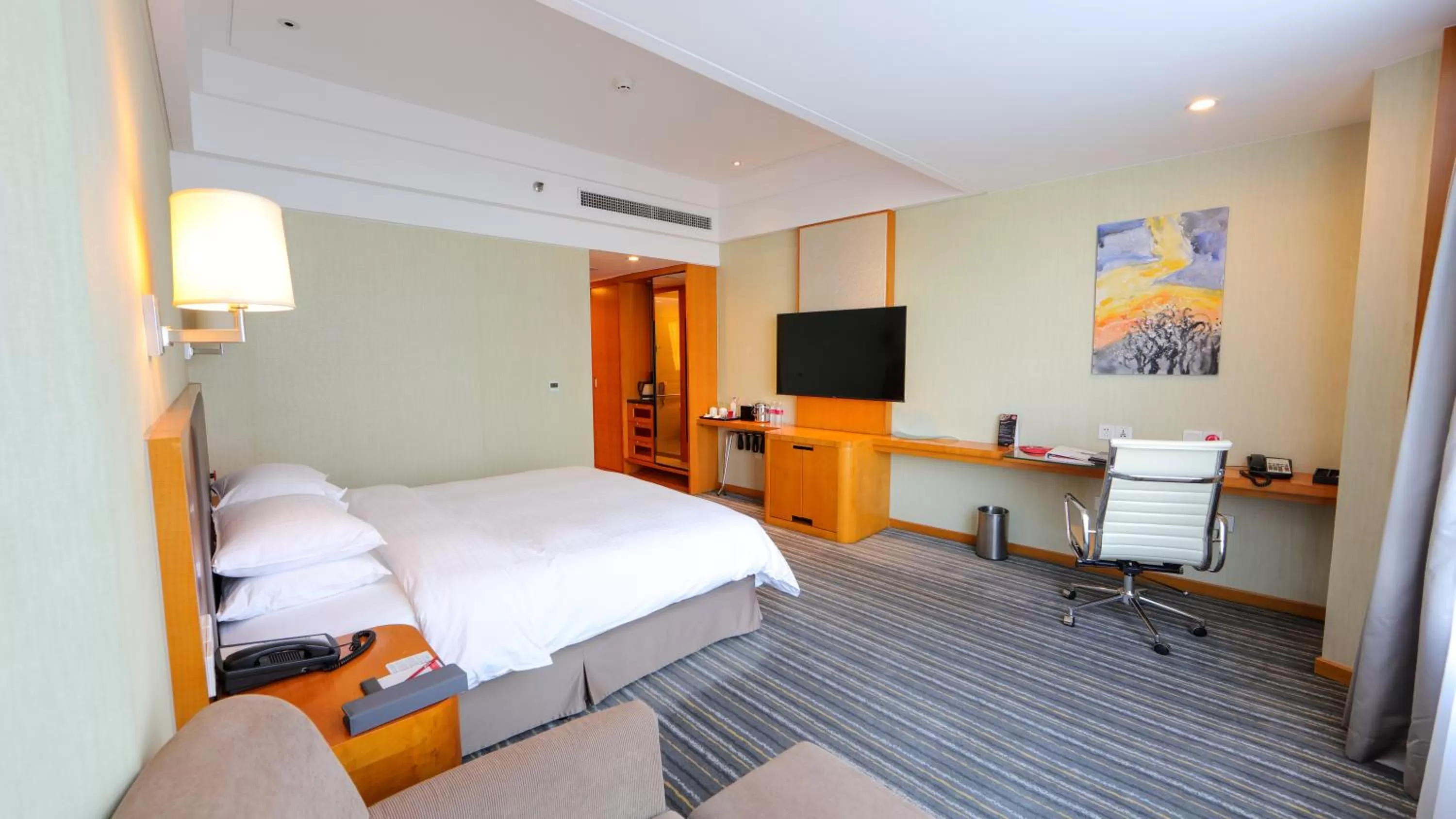 Bed in Ramada Plaza Shanghai Pudong Airport - 3 mins to PVG depature floor & check entrance with hotel shuttle