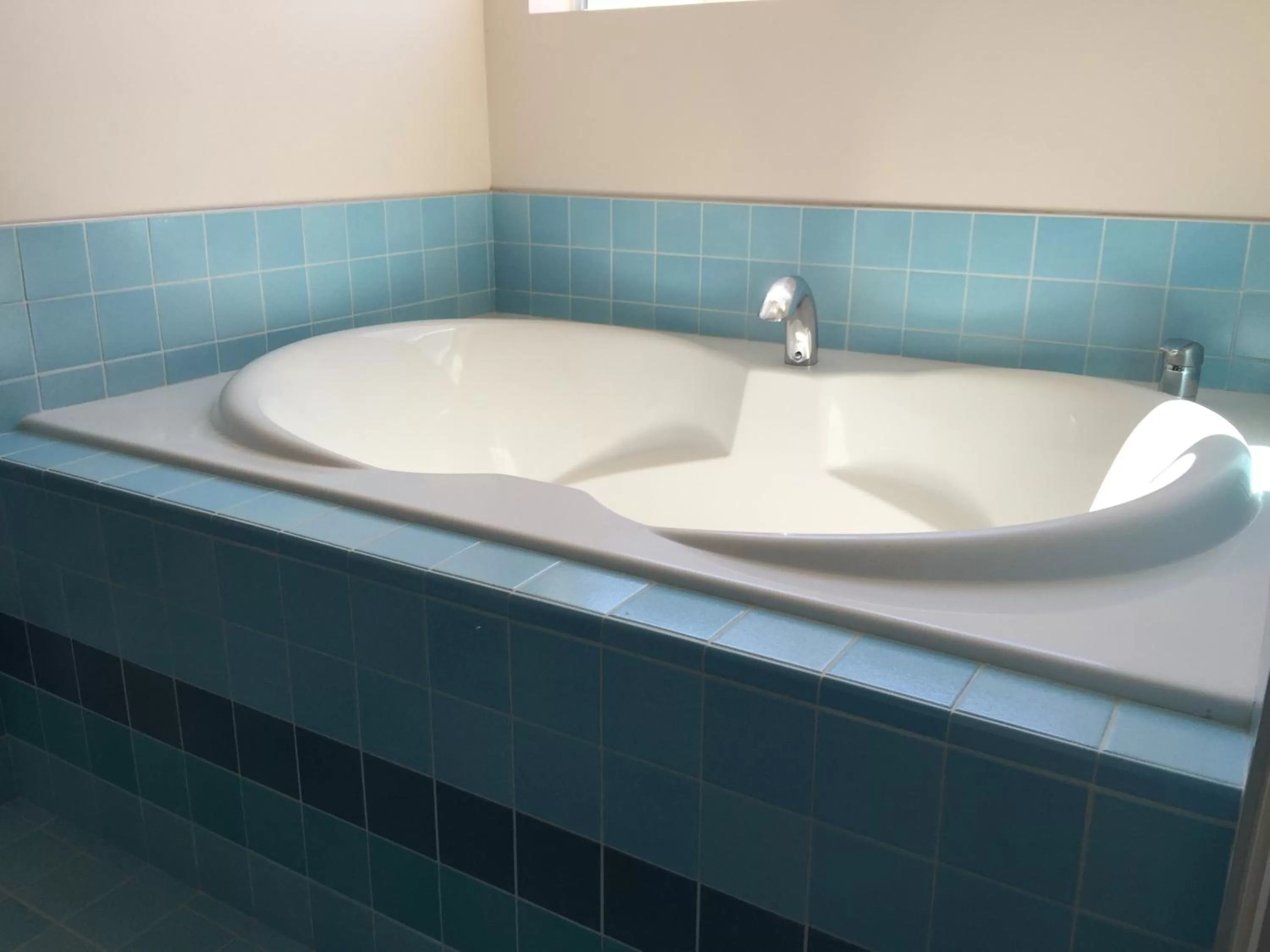 King Suite with Spa Bath in Beverly Laurel Hotel