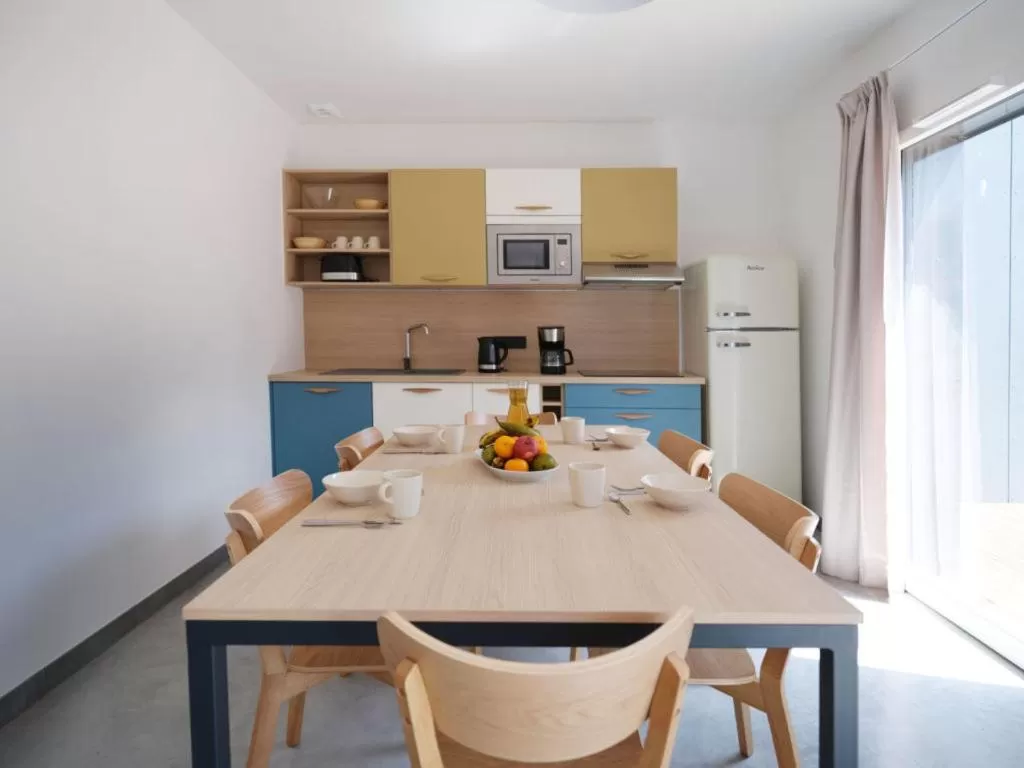 Kitchen or kitchenette, Dining Area in Côté Océan Resort