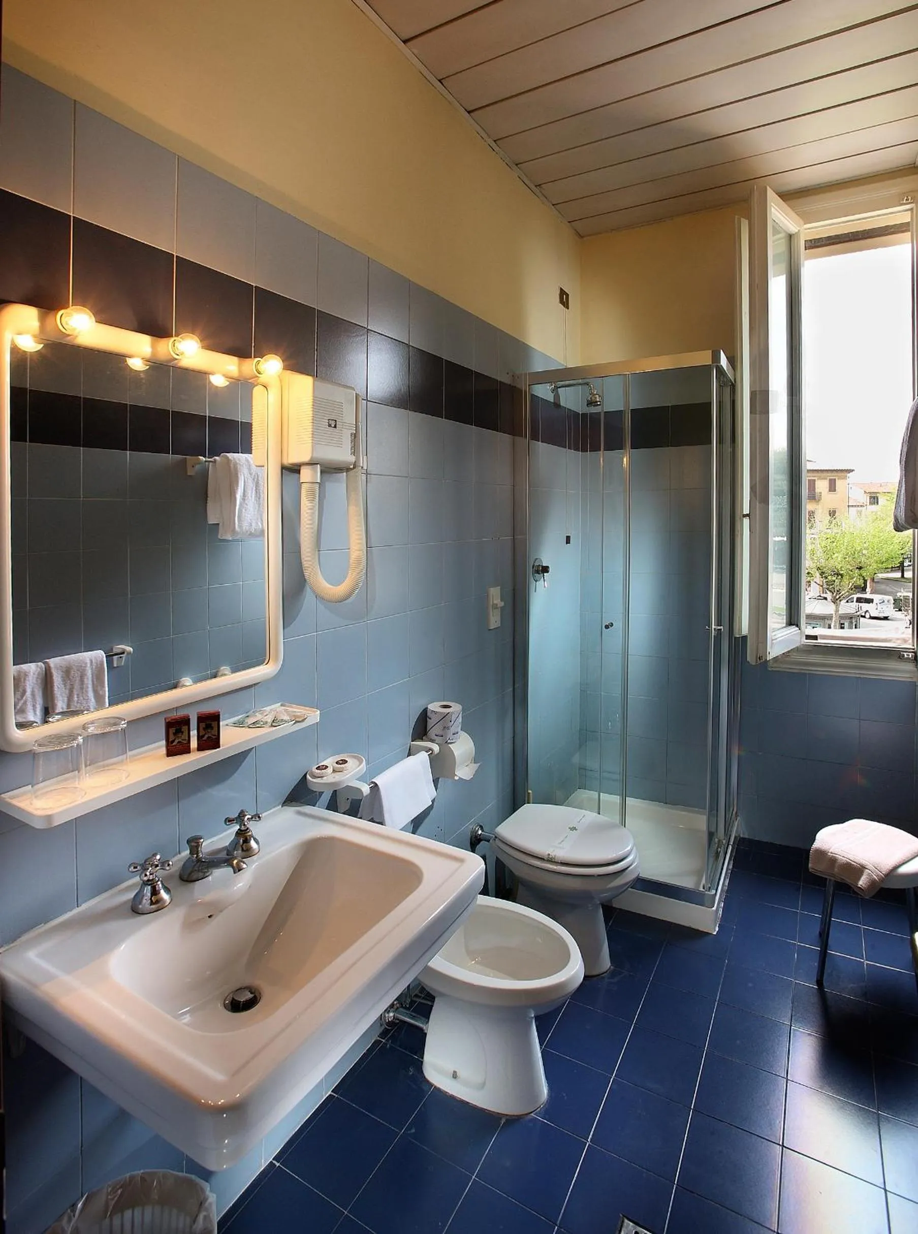Shower in Grand Hotel Plaza & Locanda Maggiore