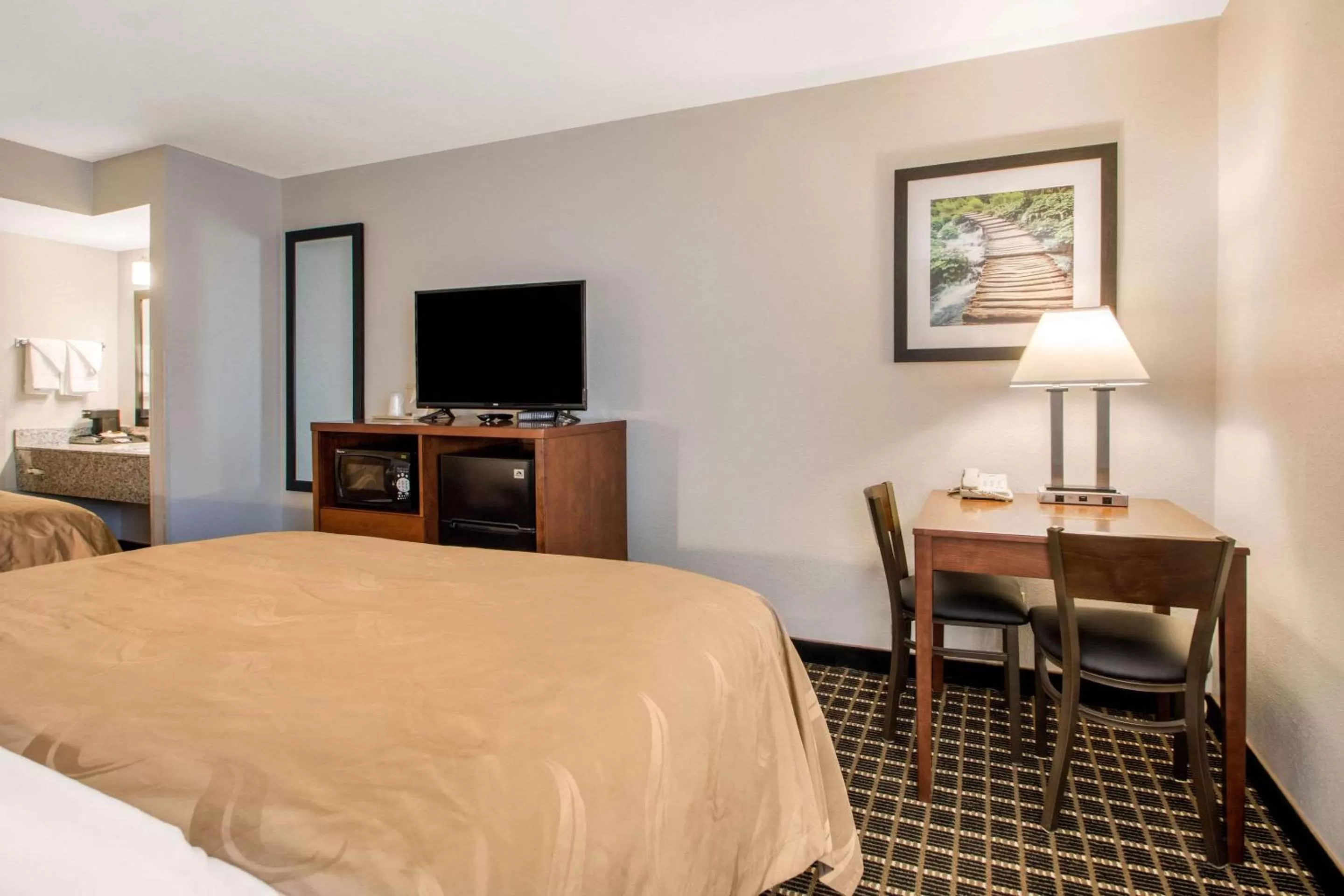 Photo of the whole room, Bed in Quality Inn Madison West Near University Area