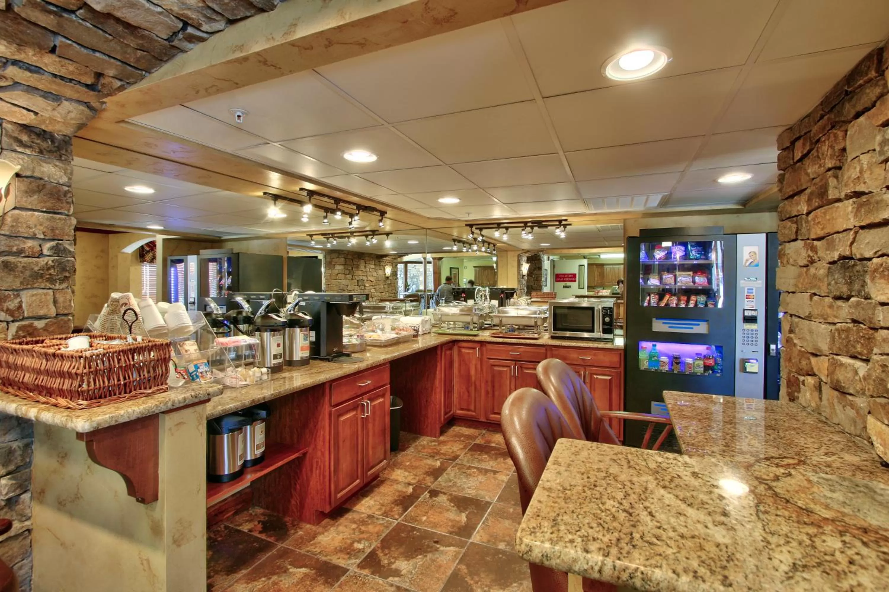 Food and drinks in MCM Elegante Suites