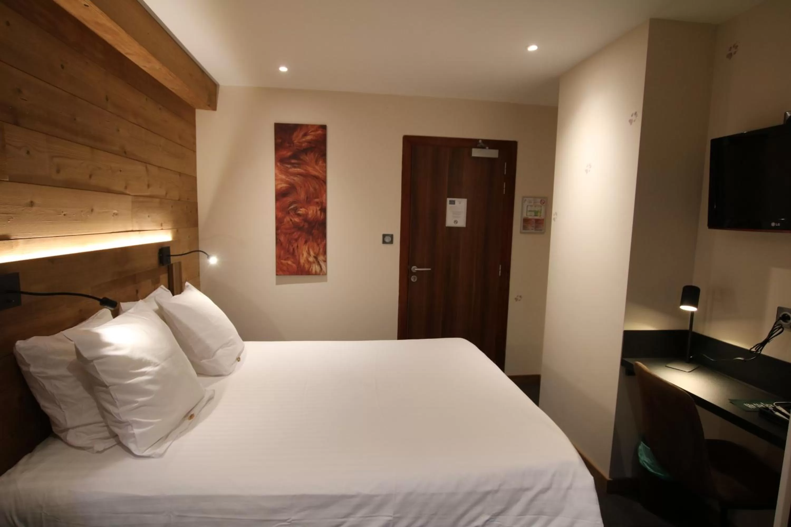 Photo of the whole room, Bed in Les Loges Du Parc