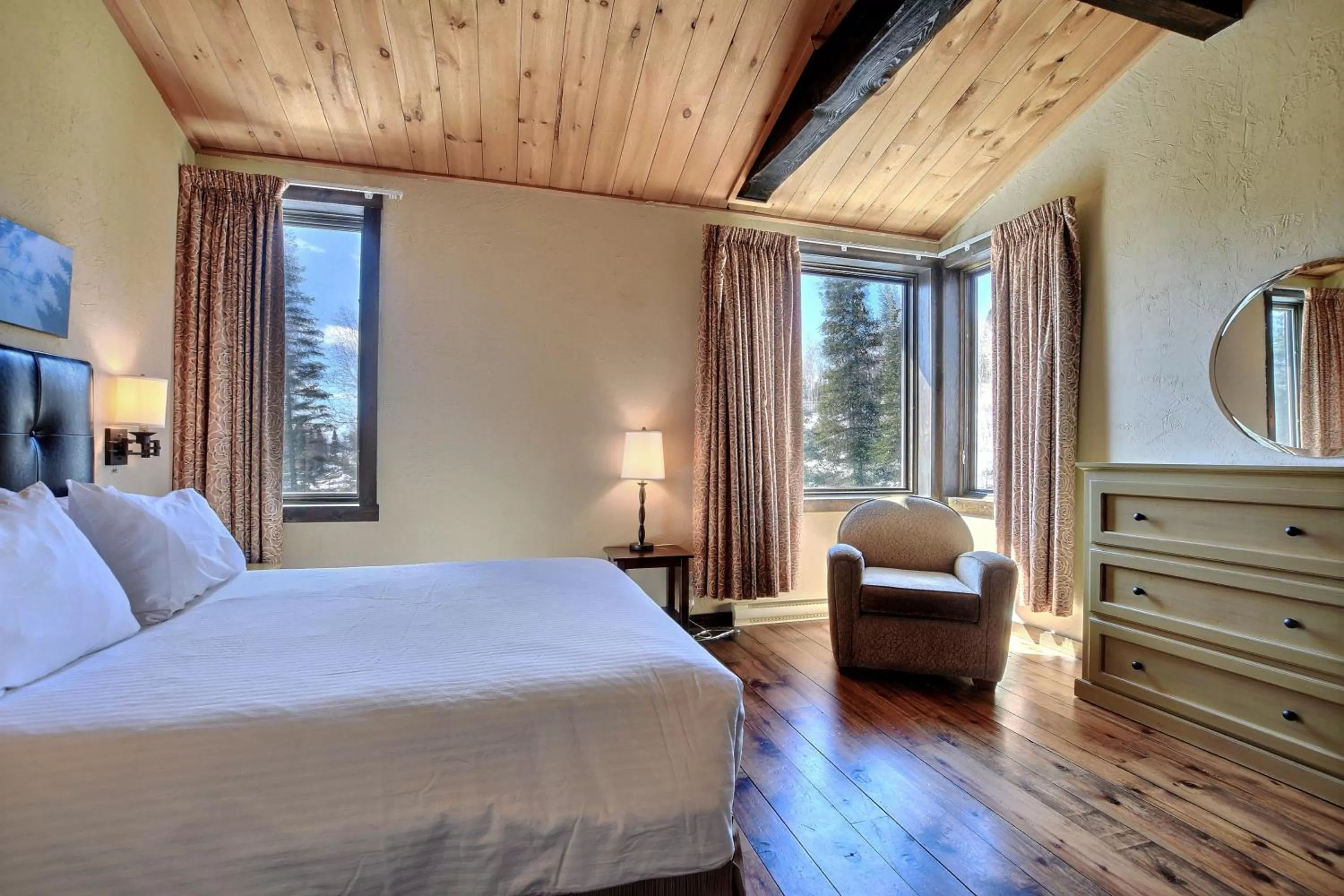 Bed in Les Condos Du Lac Taureau- Rooms & Condos