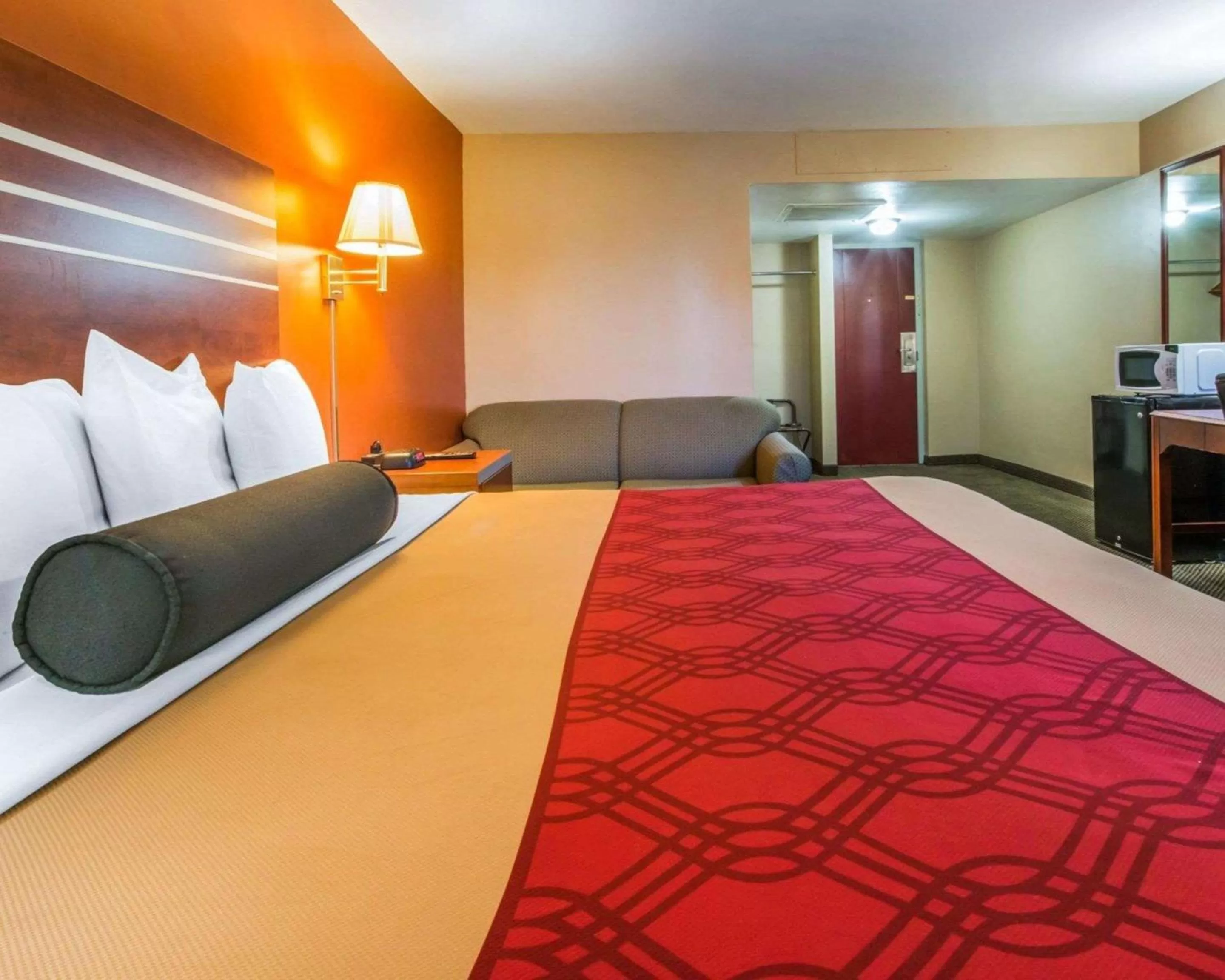 Photo of the whole room, Bed in Econo Lodge