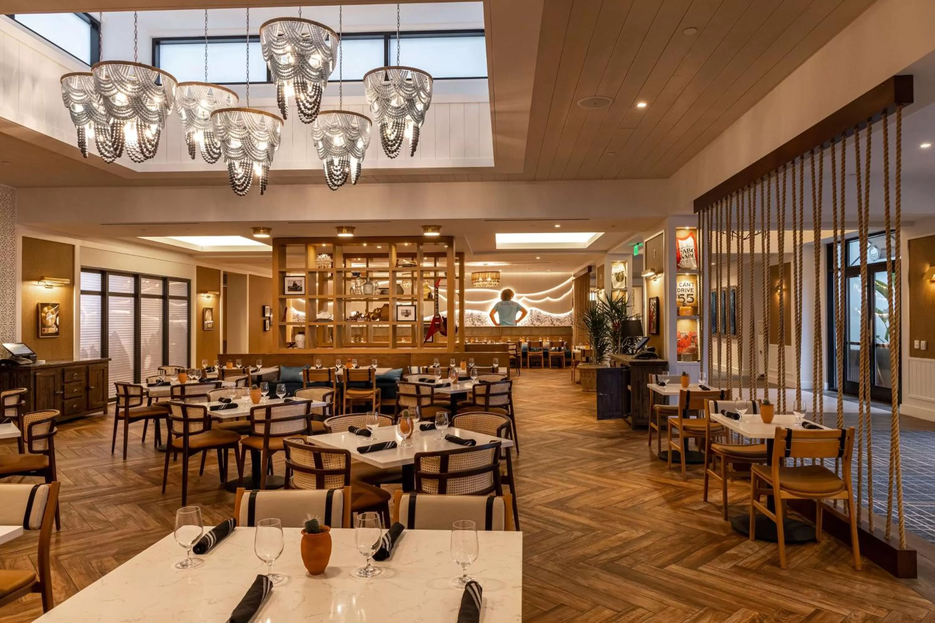 Lounge or bar in The Waterfront Beach Resort, A Hilton Hotel