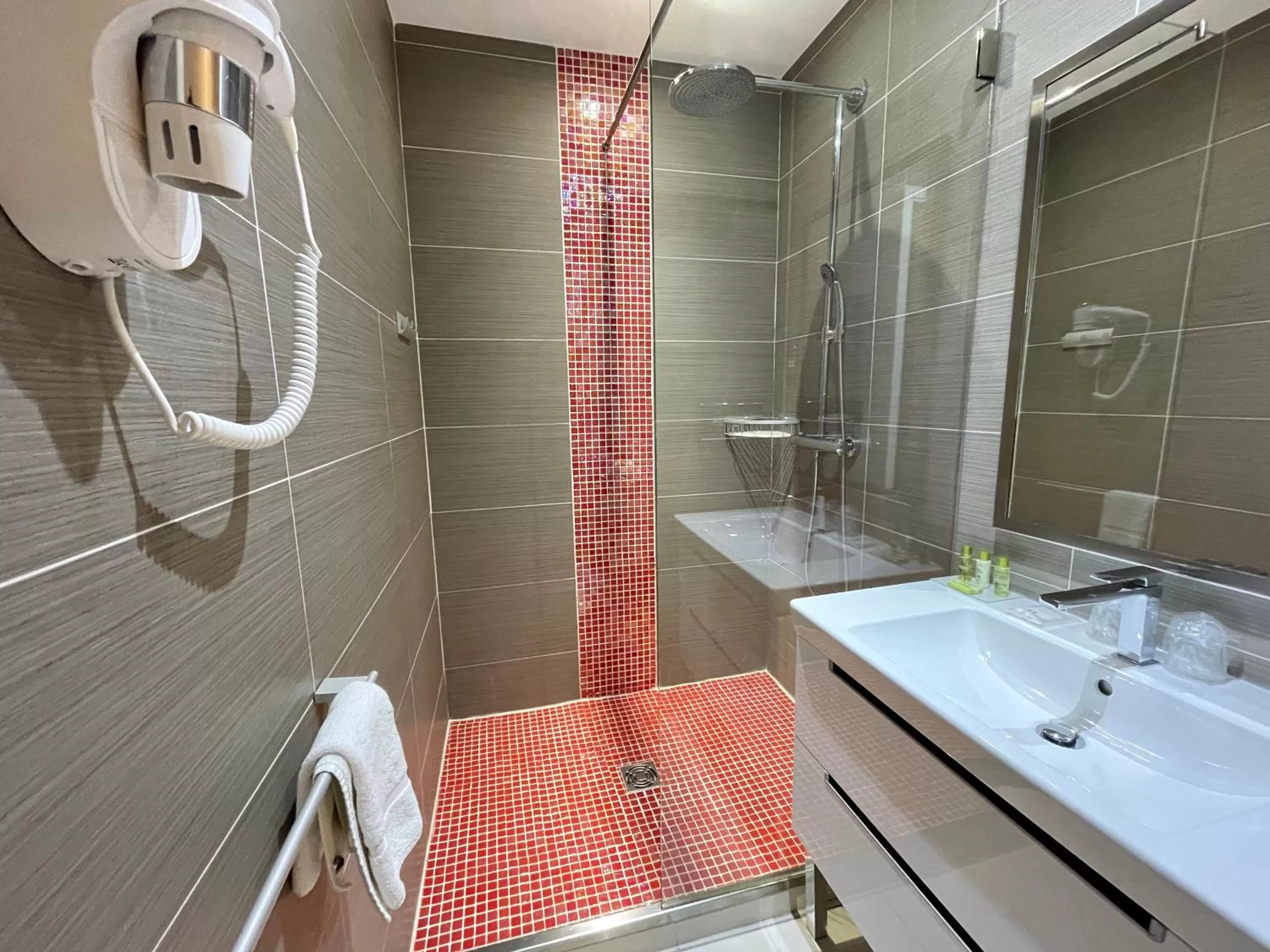 Shower in Hôtel Baptistin