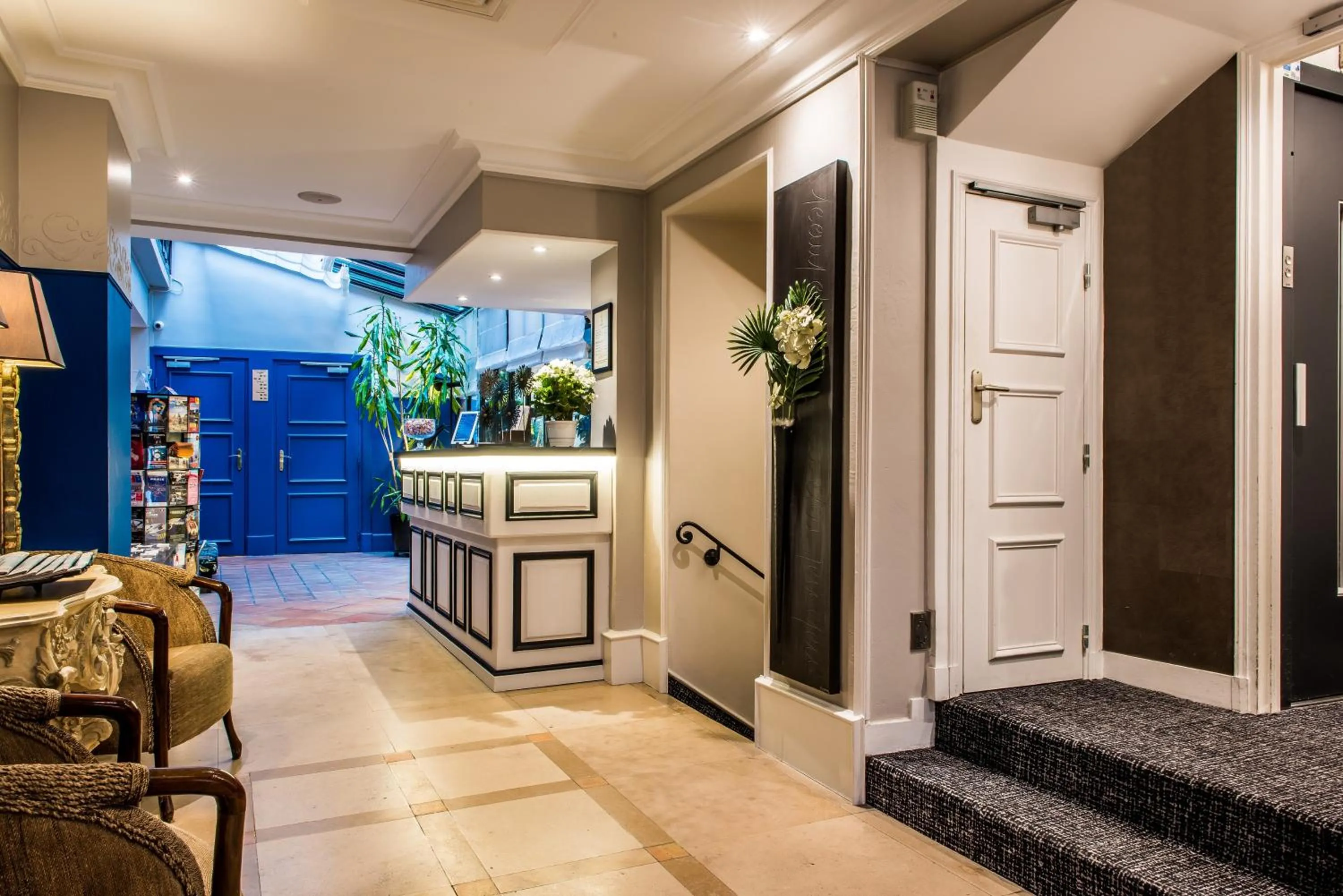 Lobby or reception in Hôtel Jardin Le Bréa