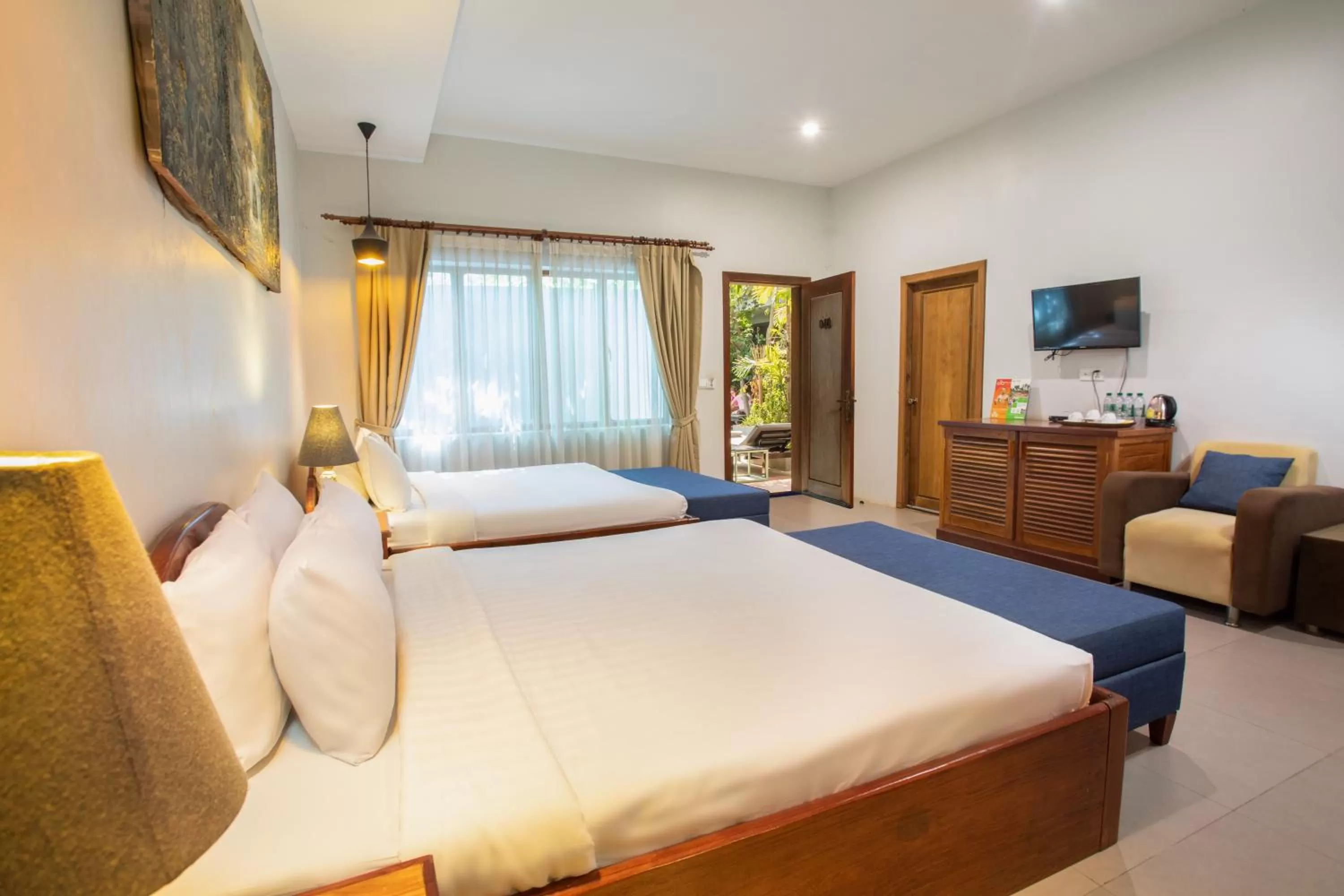 Seating area, Bed in Samnak Lounge