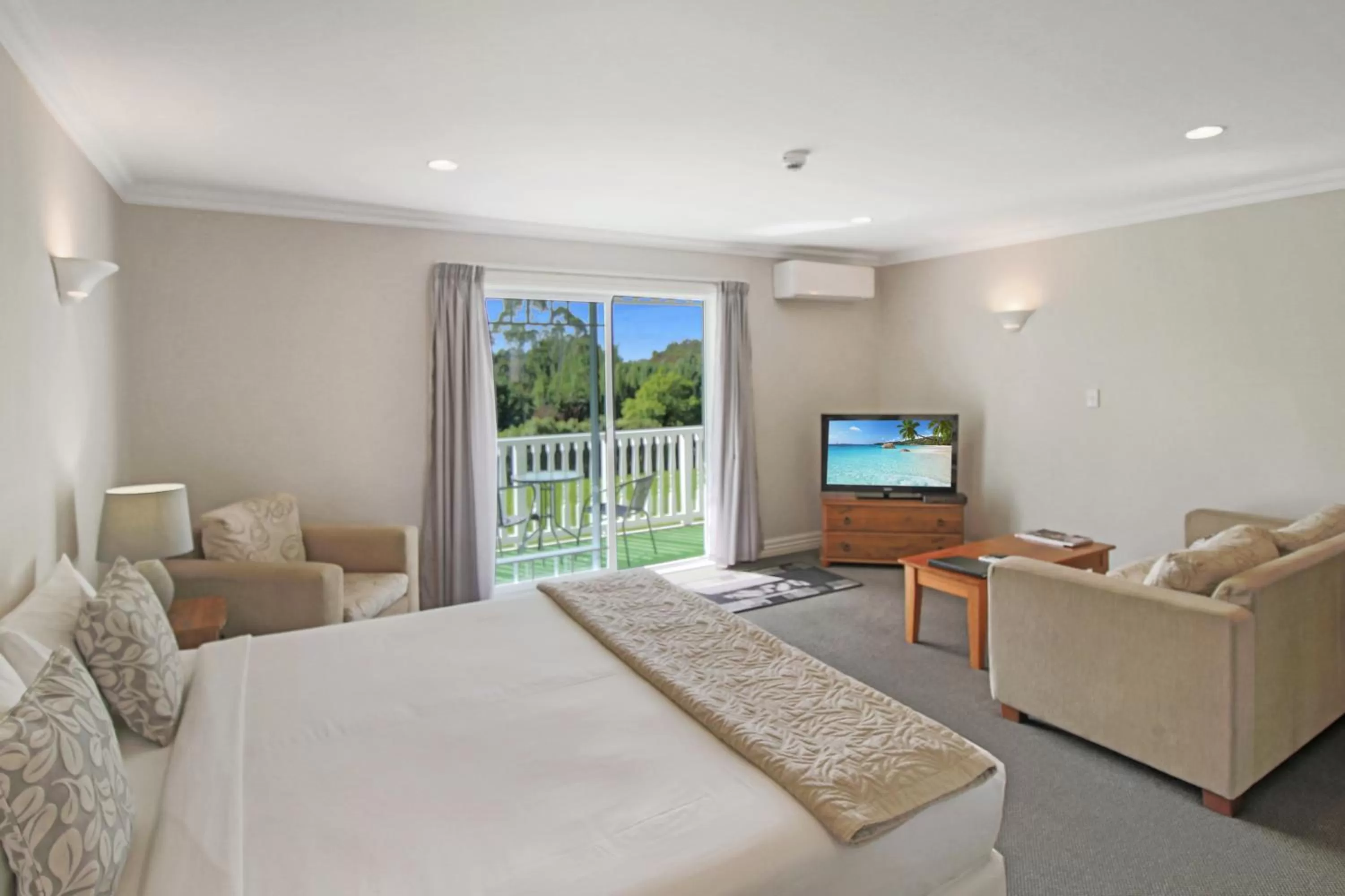 Bed in Kerikeri Park Lodge