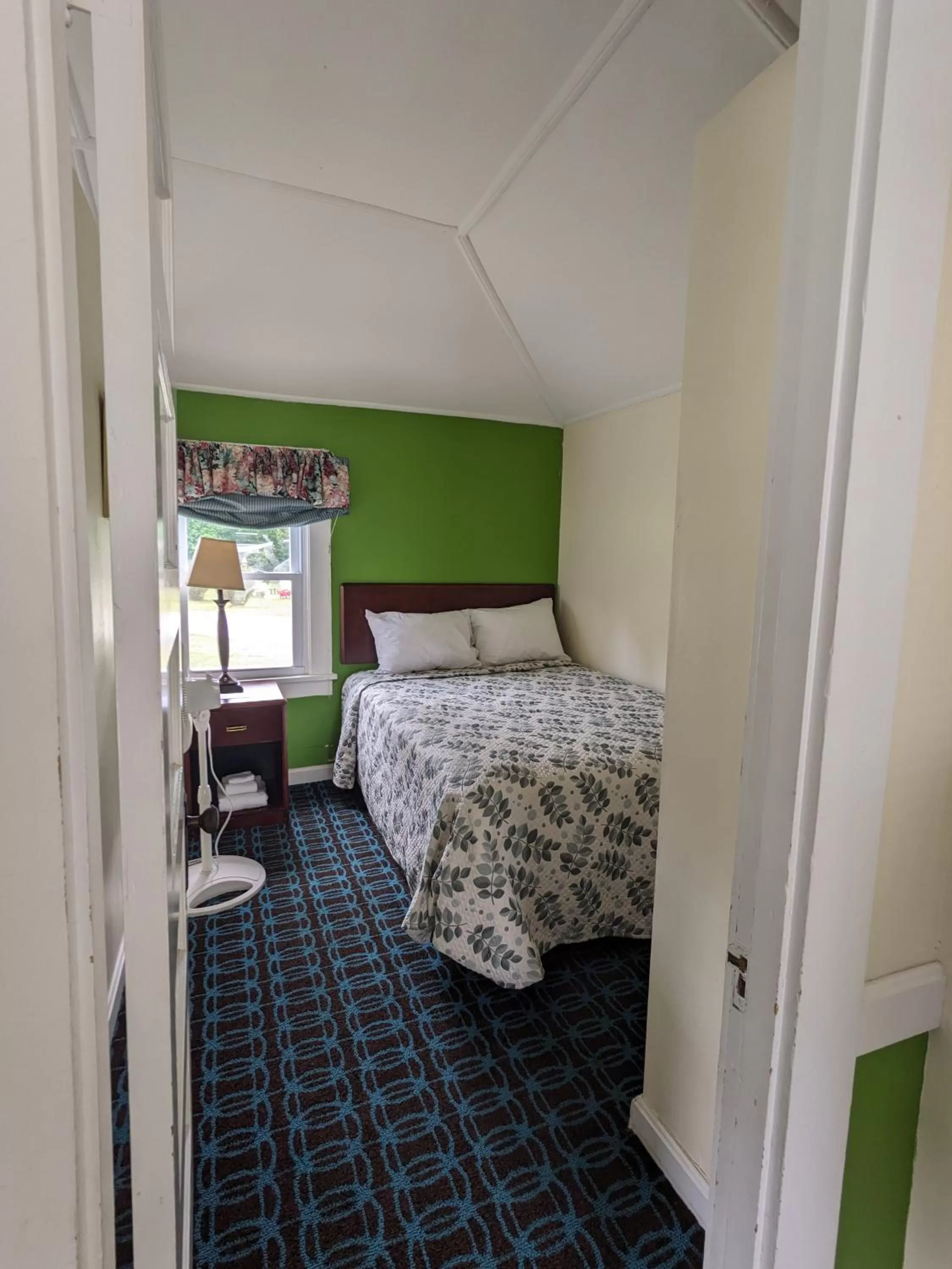 Bed in Perry's Motel and Cottages