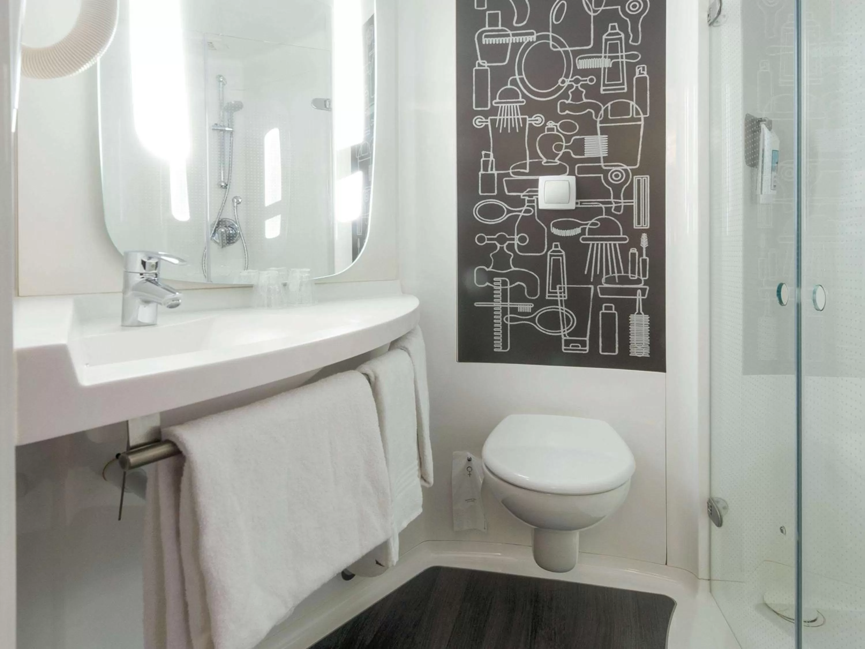 Toilet in ibis Hotel Hamburg St. Pauli Messe