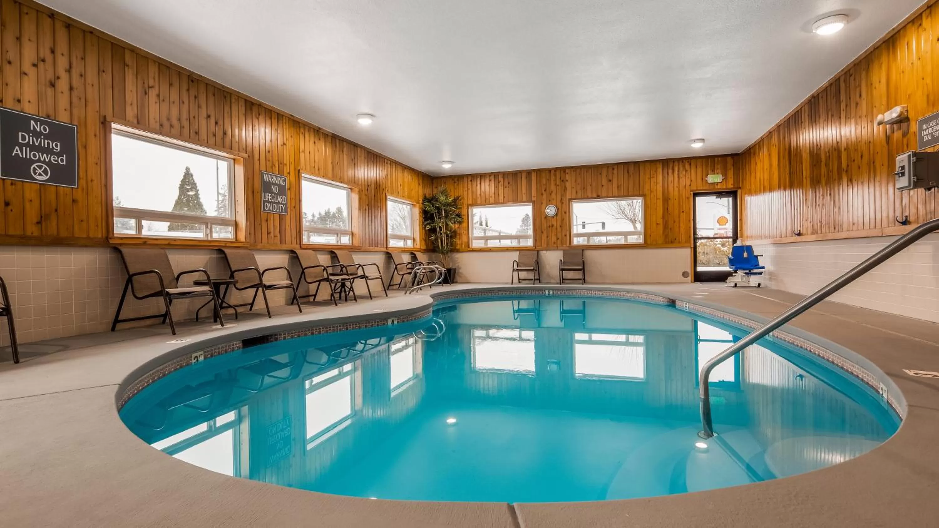 Swimming pool in Best Western McMinnville Inn