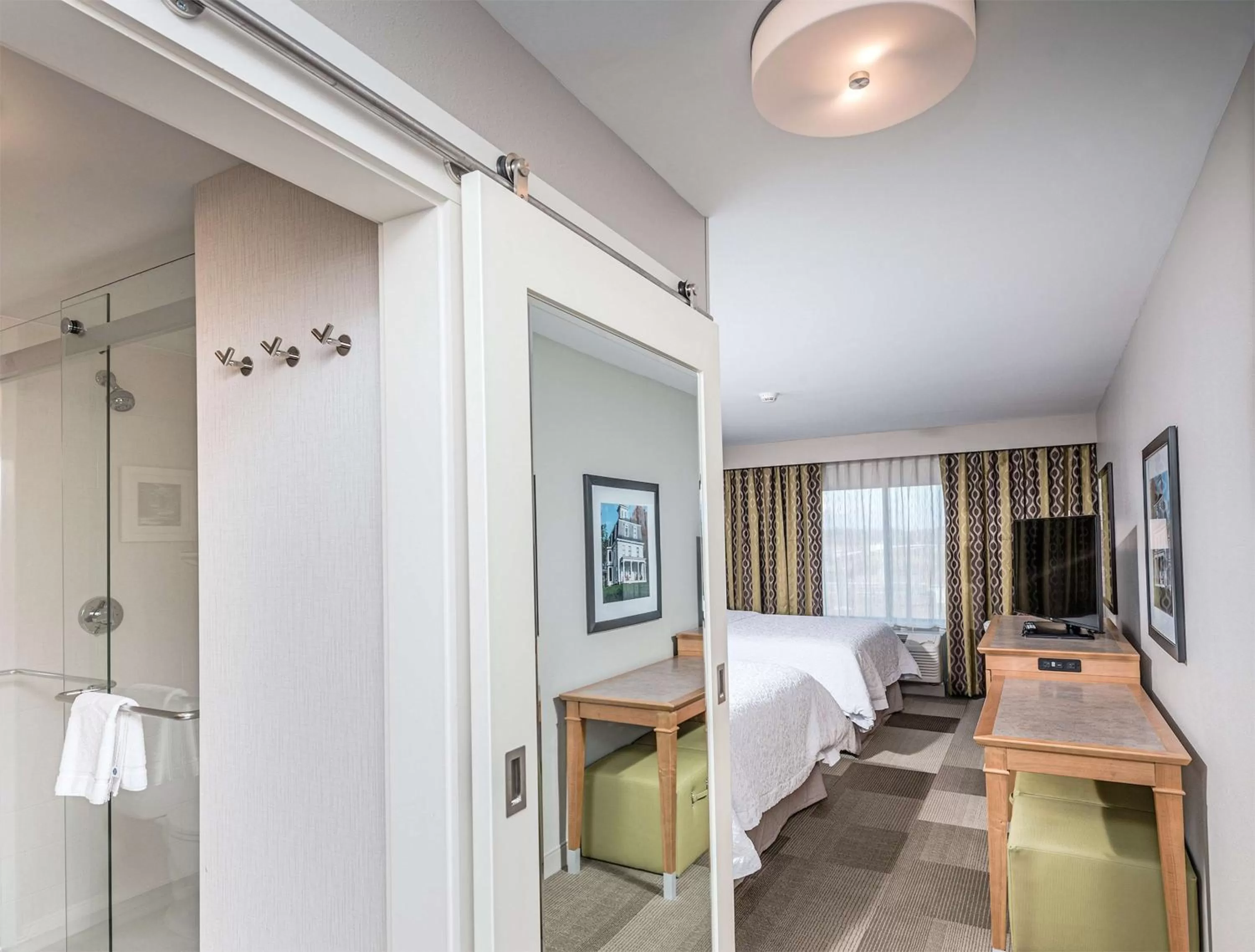 Living room, Bed in Hampton Inn Boston - Westborough