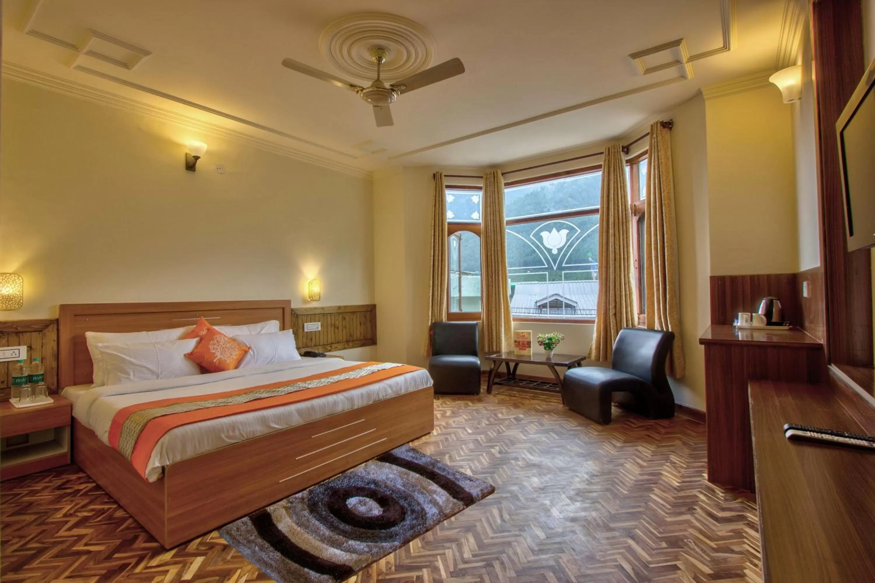 Photo of the whole room, Bed in Woodstock Inn Manali 800 Mtrs from Mall Road