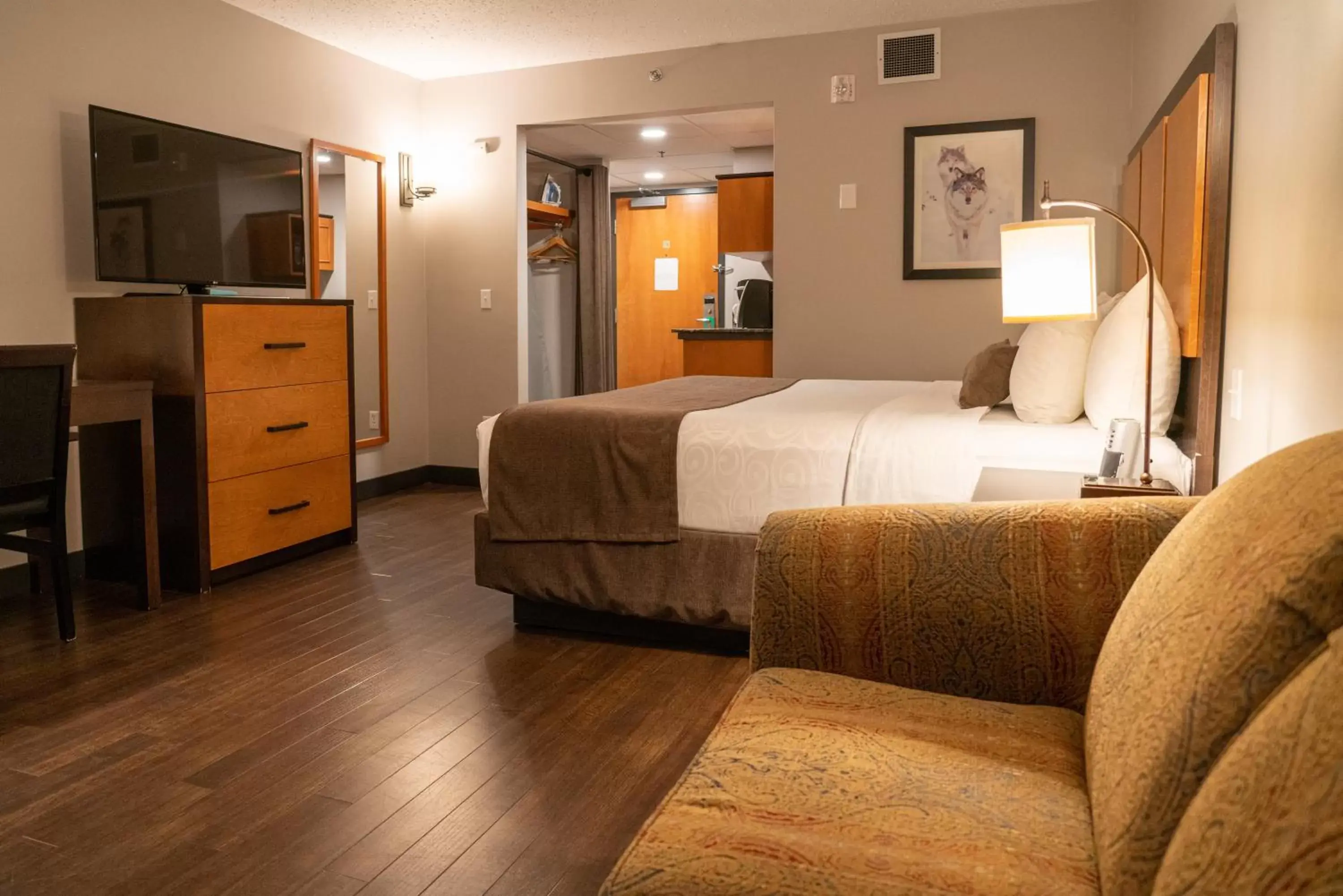 Superior Room 1 King Bed in Pocaterra Inn & Waterslide Superior Room 1 King Bed in Pocaterra Inn & Waterslide