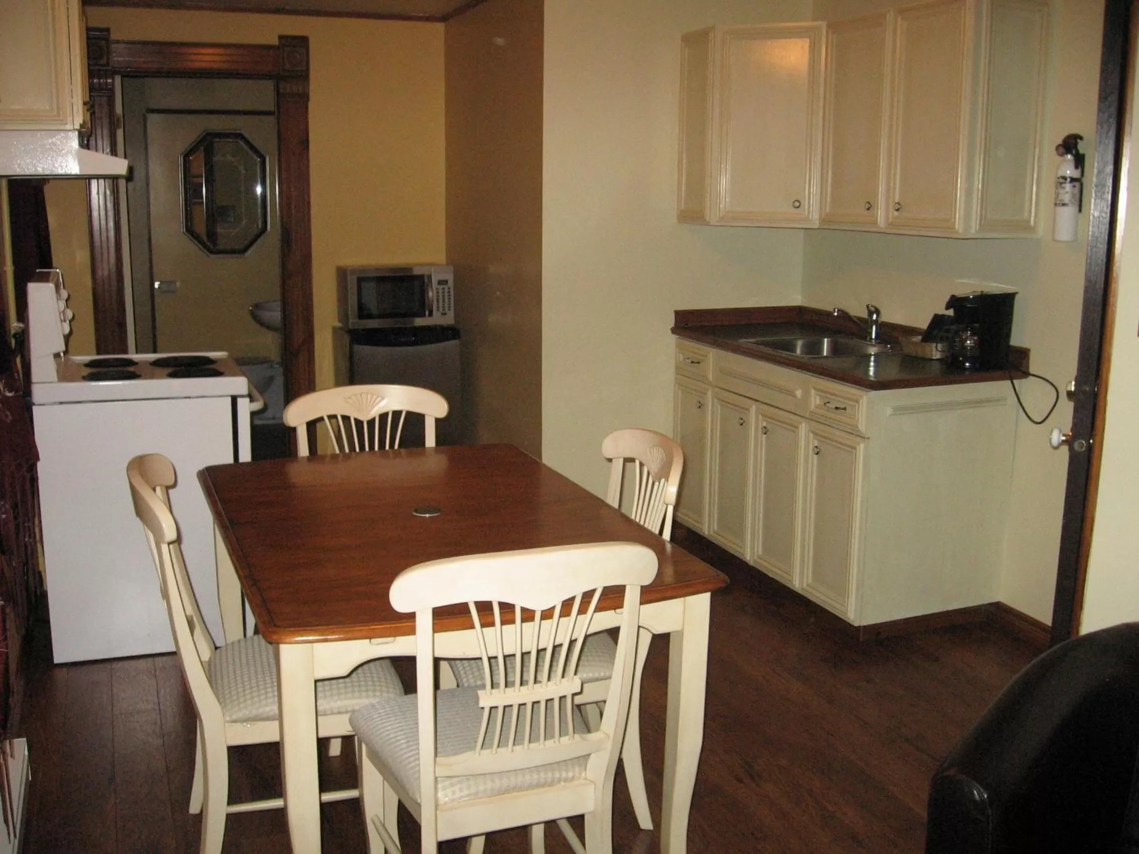 Kitchen or kitchenette in Auberge le St-Gab