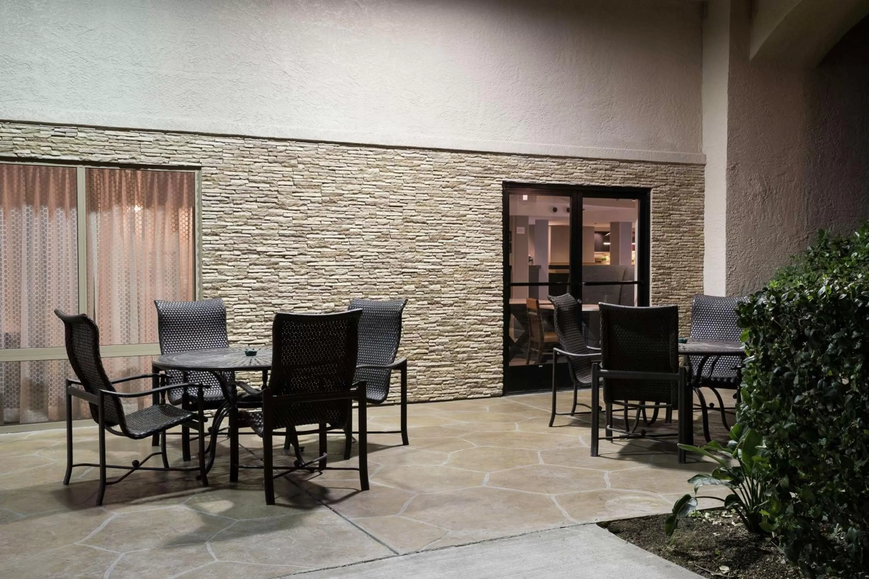 Patio in Hampton Inn Los Angeles Santa Clarita