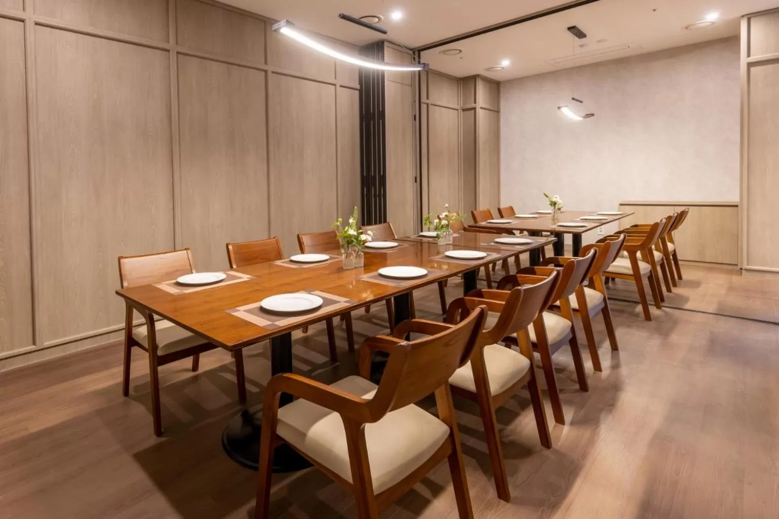 Restaurant/places to eat in Hotel Samjung