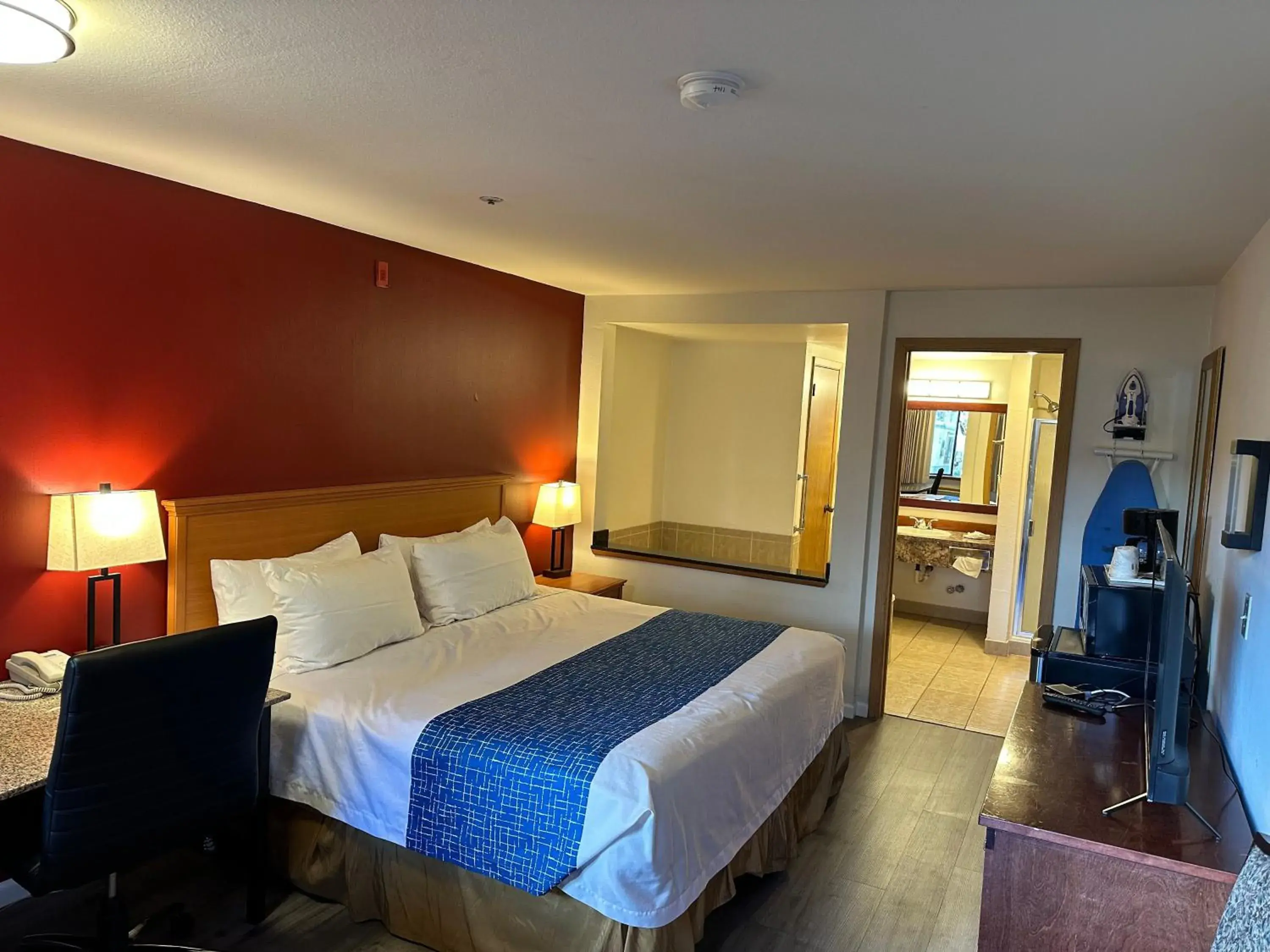 King Suite with Whirlpool - Non-smoking in Econo Lodge Edmonds North Seattle King Suite with Whirlpool - Non-smoking in Econo Lodge Edmonds North Seattle