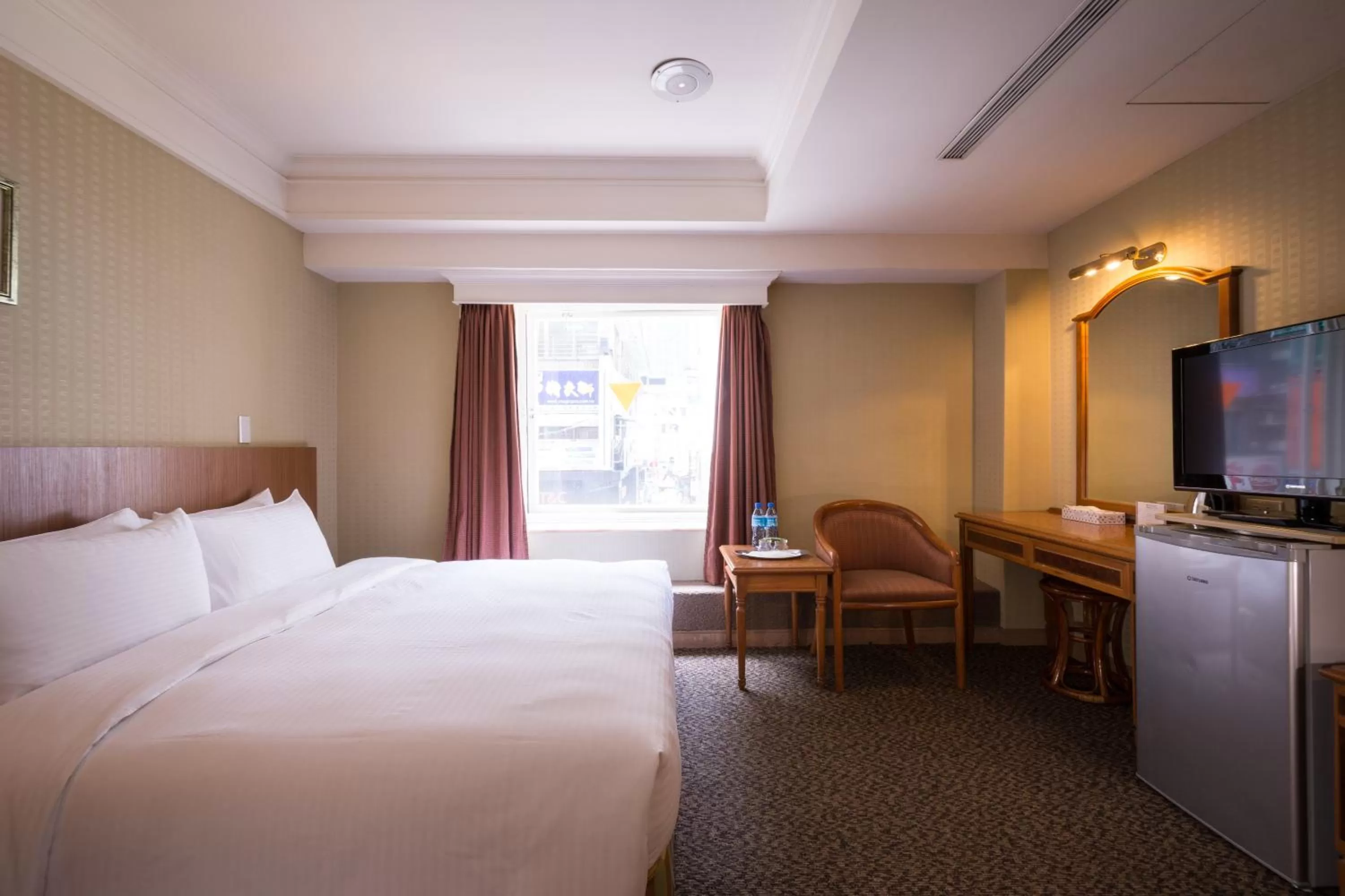 Photo of the whole room, Bed in Green World Flora Annex