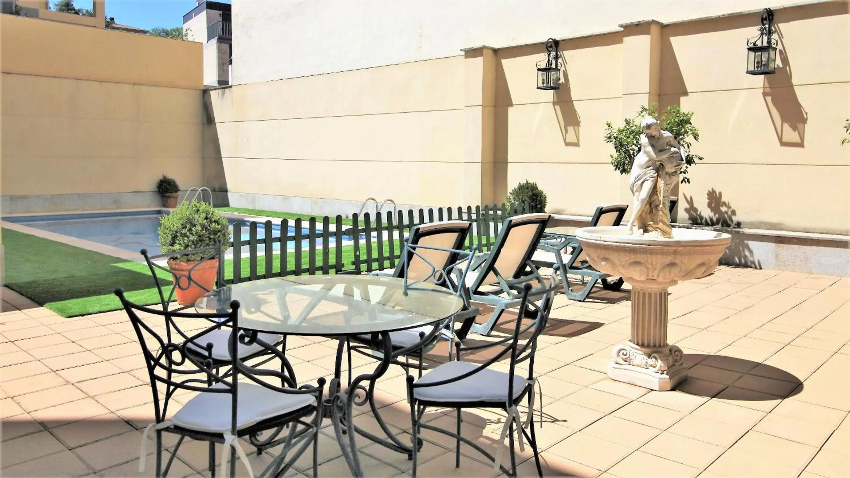 Swimming pool in Hotel Ele Puente Romano de Salamanca