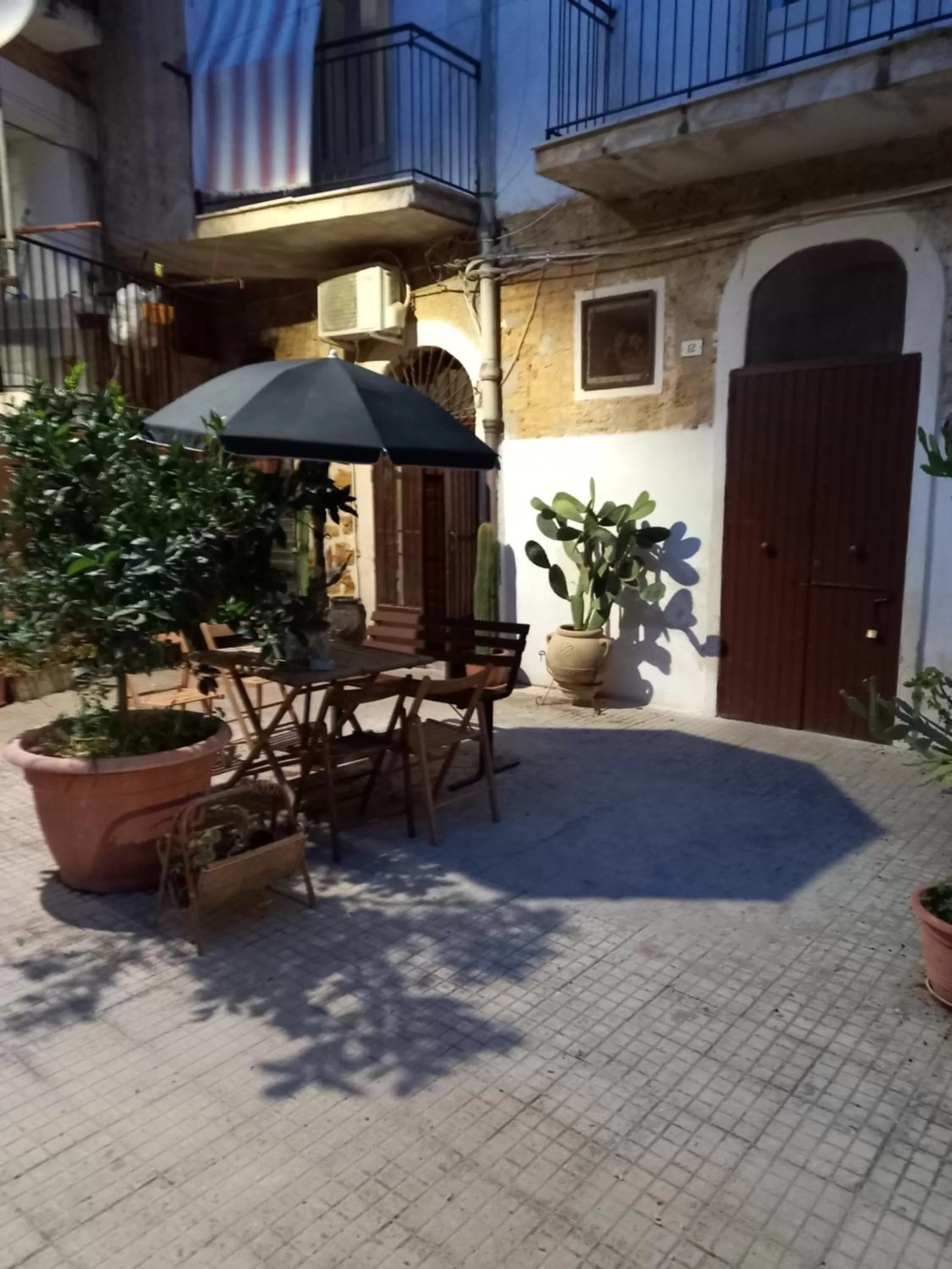 Inner courtyard view in B&B Le Lumìe "Il Cortiletto Del Centro"