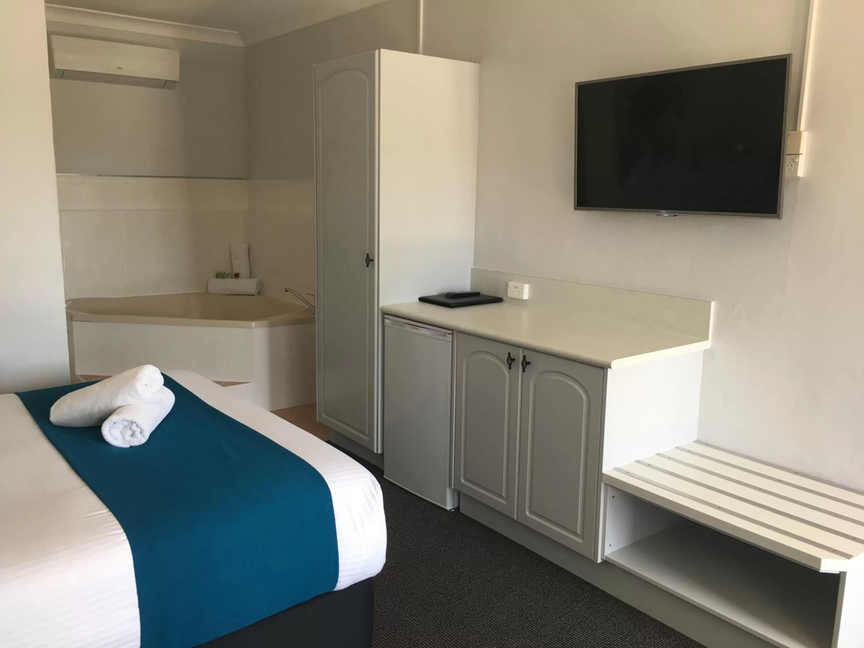 TV and multimedia, Bed in Araluen Motor Lodge