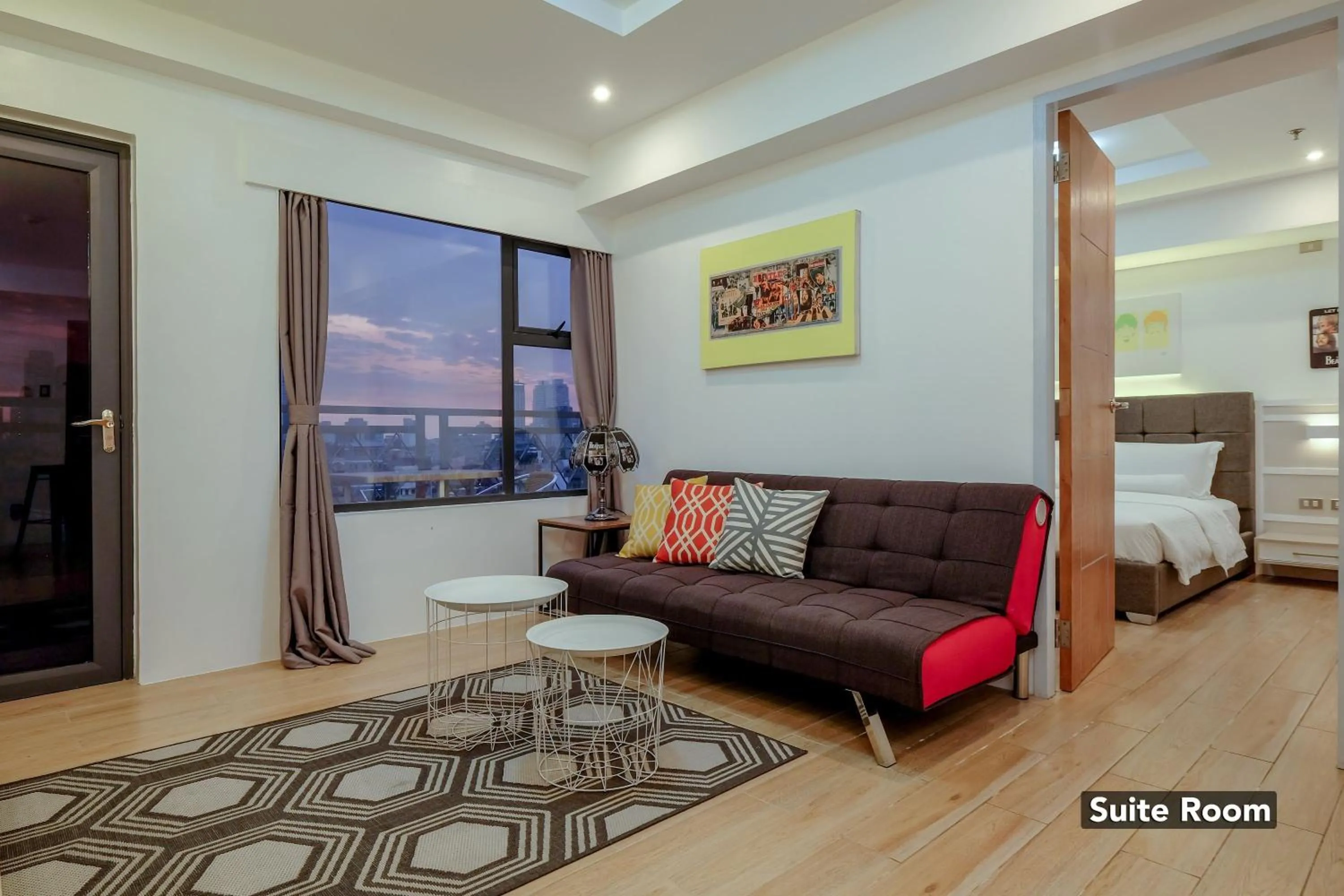 Living room, Bed in Heroes Hotel