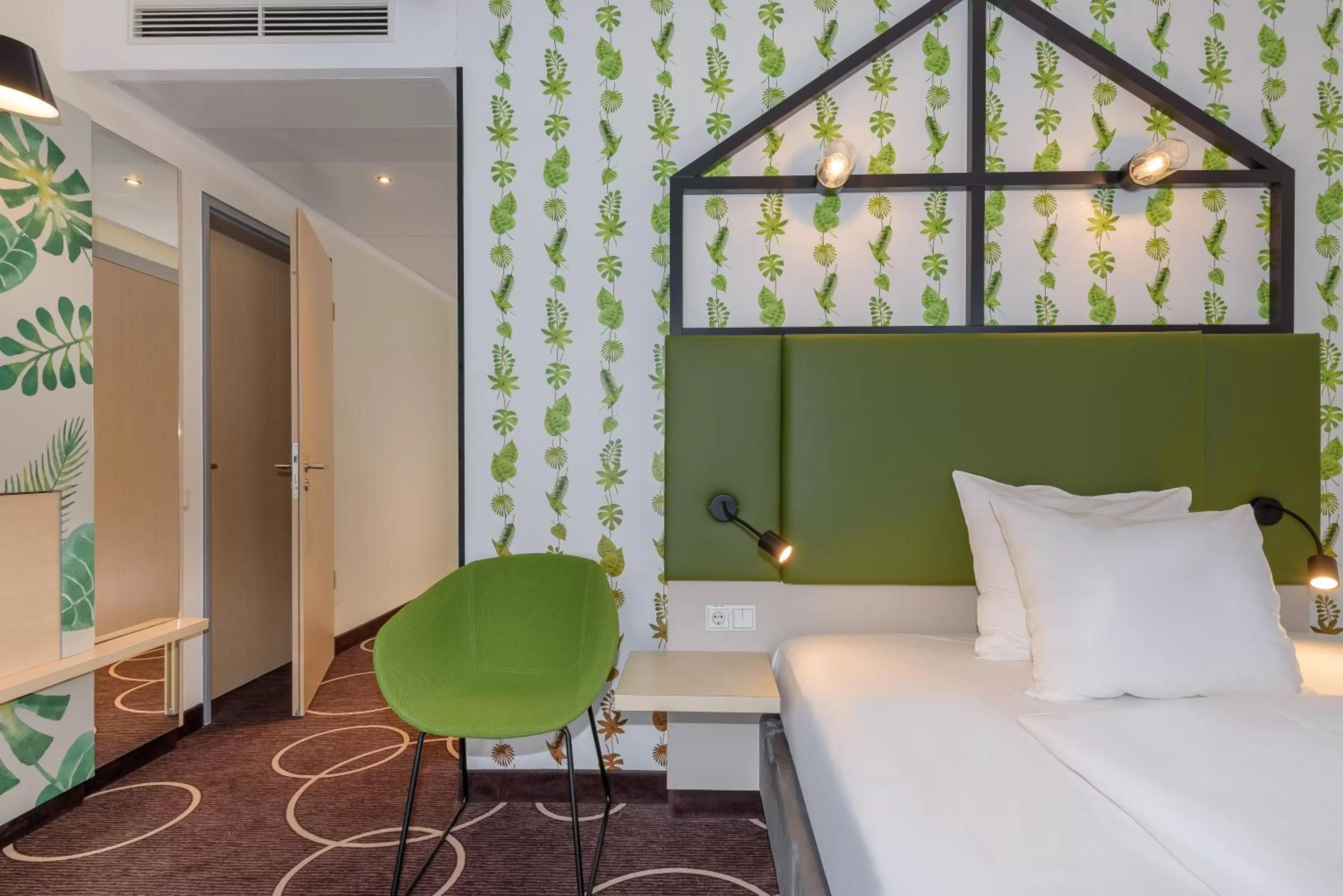 Seating area, Bed in Mercure Hotel Hannover Mitte