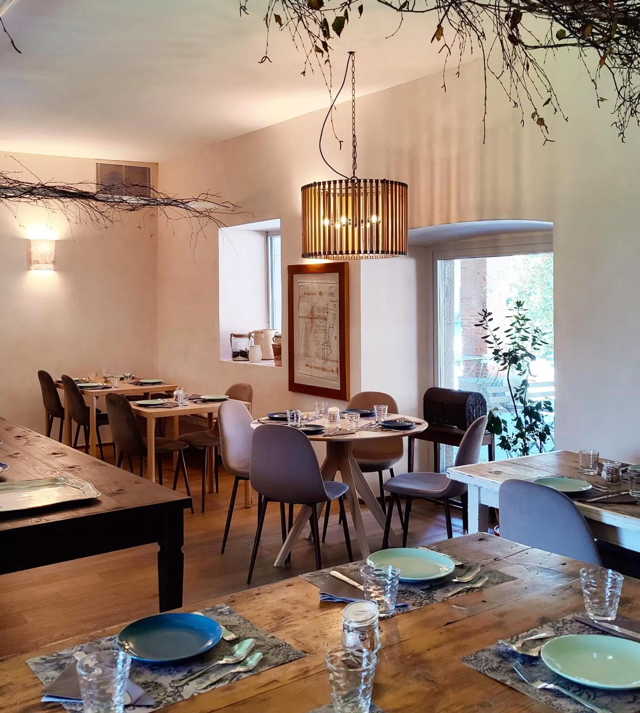 Restaurant/places to eat in Dandelion Como Suites & Park