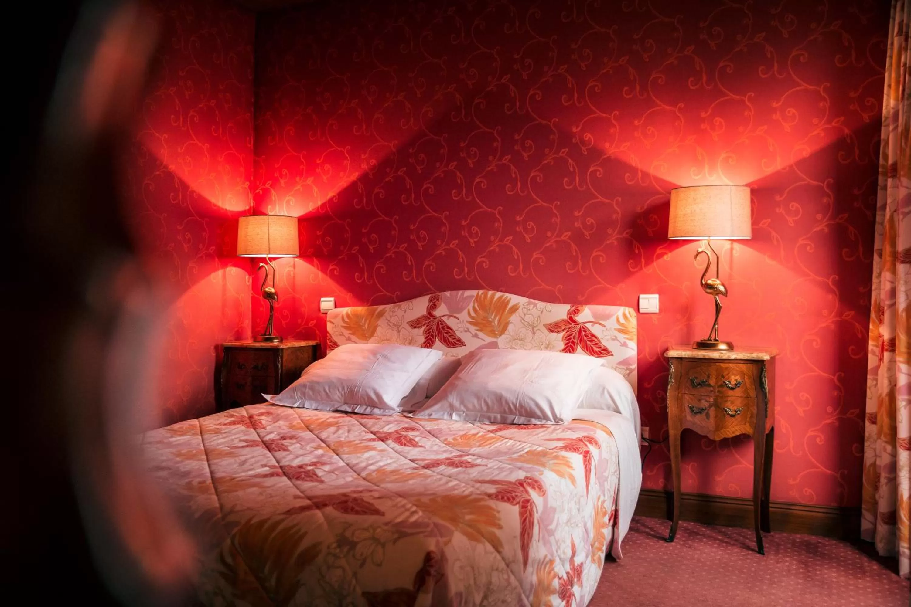 Bed in Hôtel des Deux Clefs