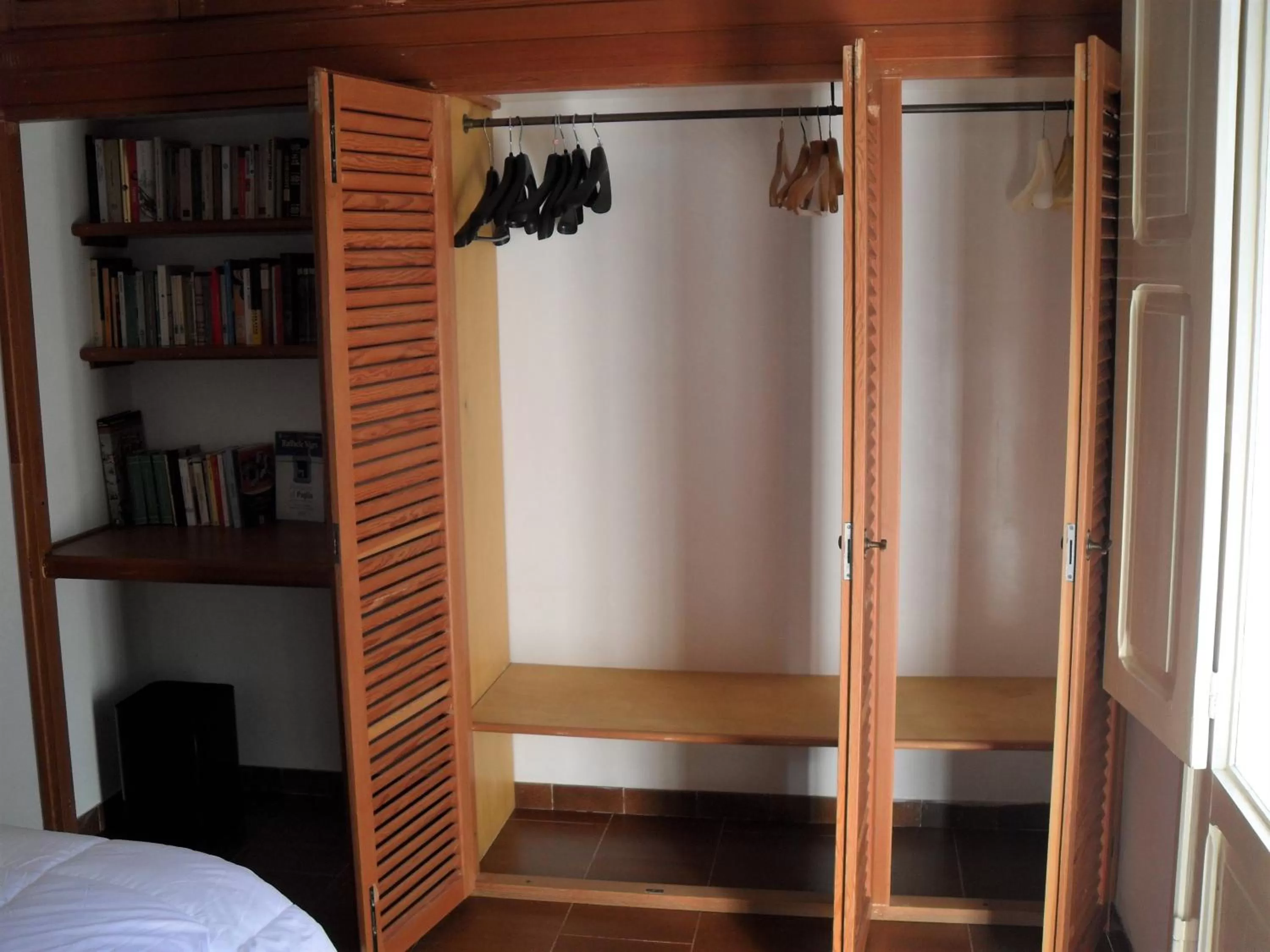 Library, Bed in i gù books & rooms