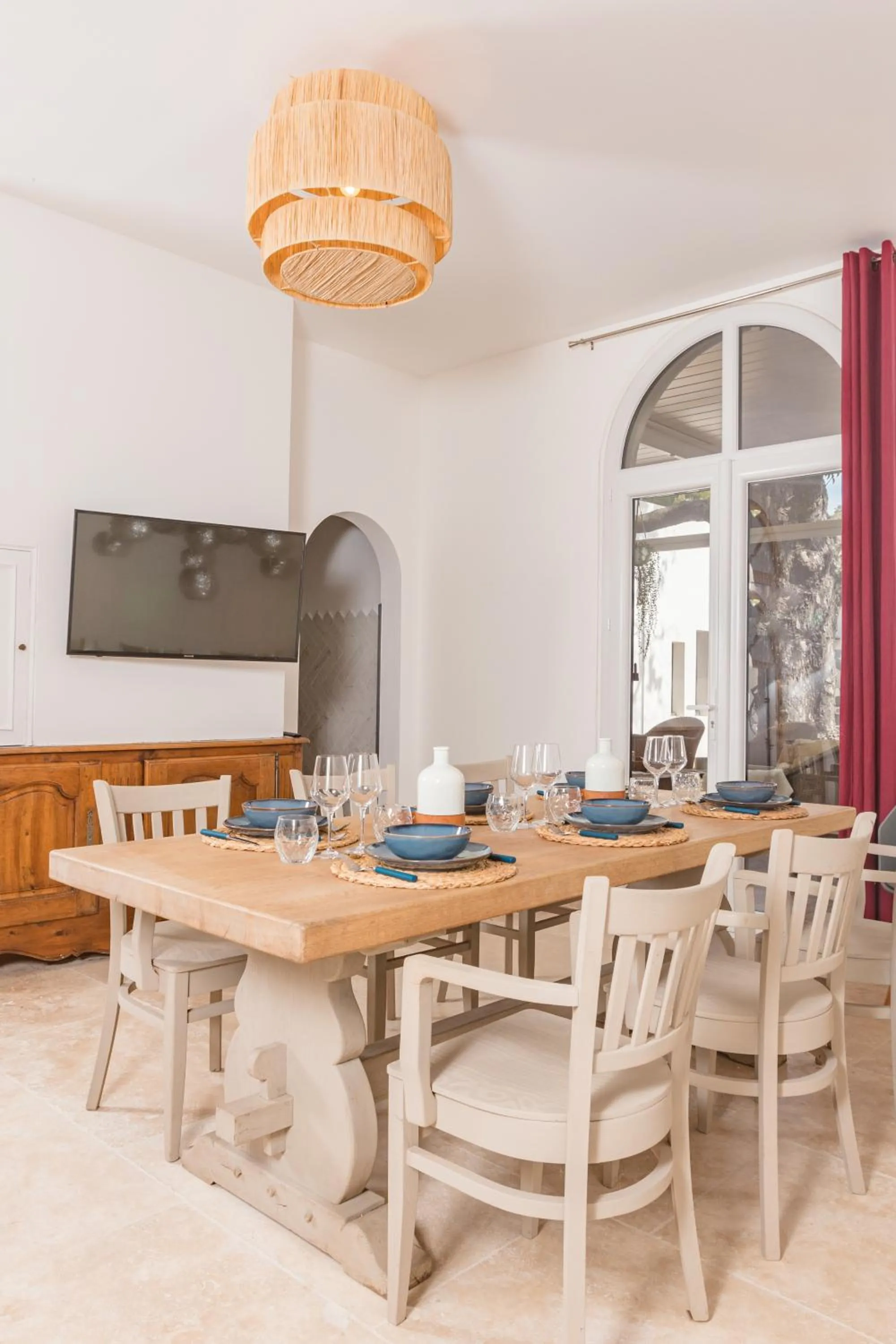 TV and multimedia in Hôtel Le Saint Remy & Spa