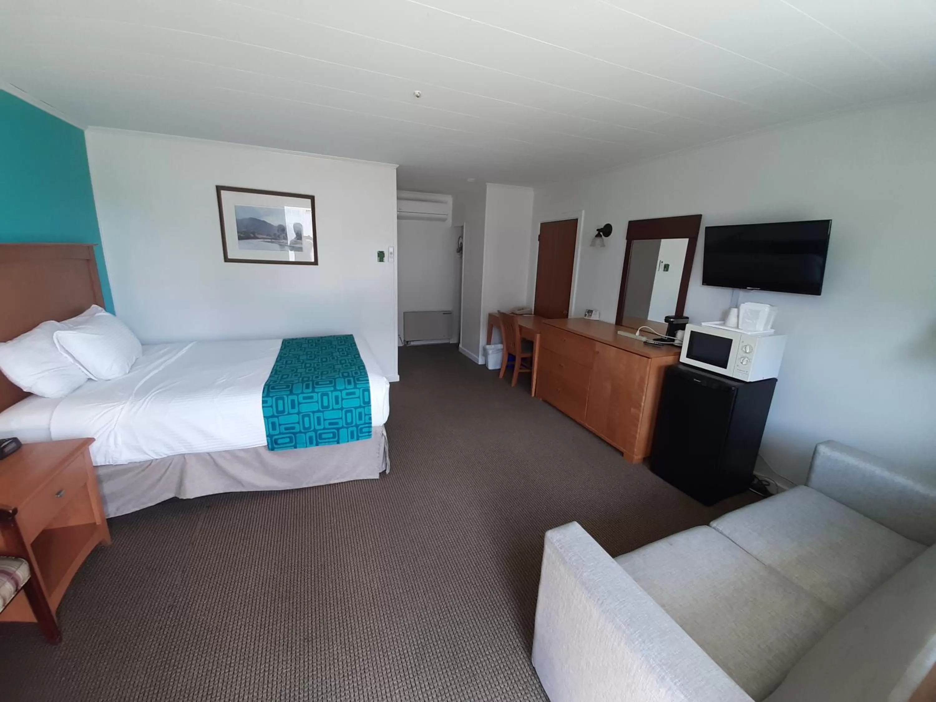 Photo of the whole room, Bed in Howard Johnson by Wyndham Woodstock NB