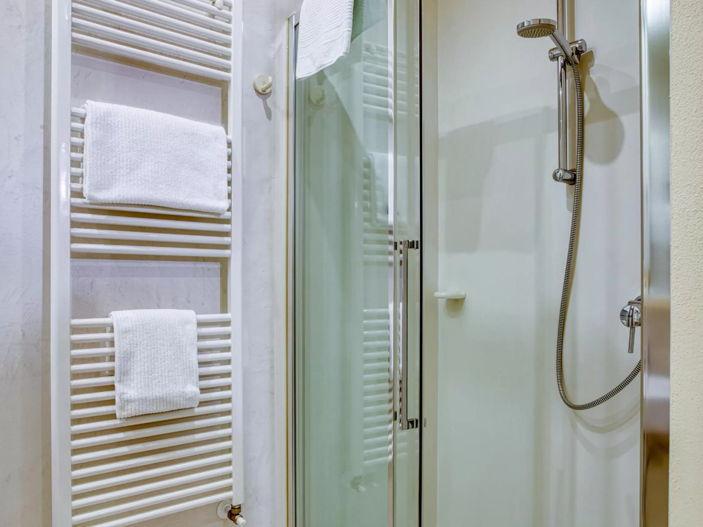 Shower in Hotel Piroscafo