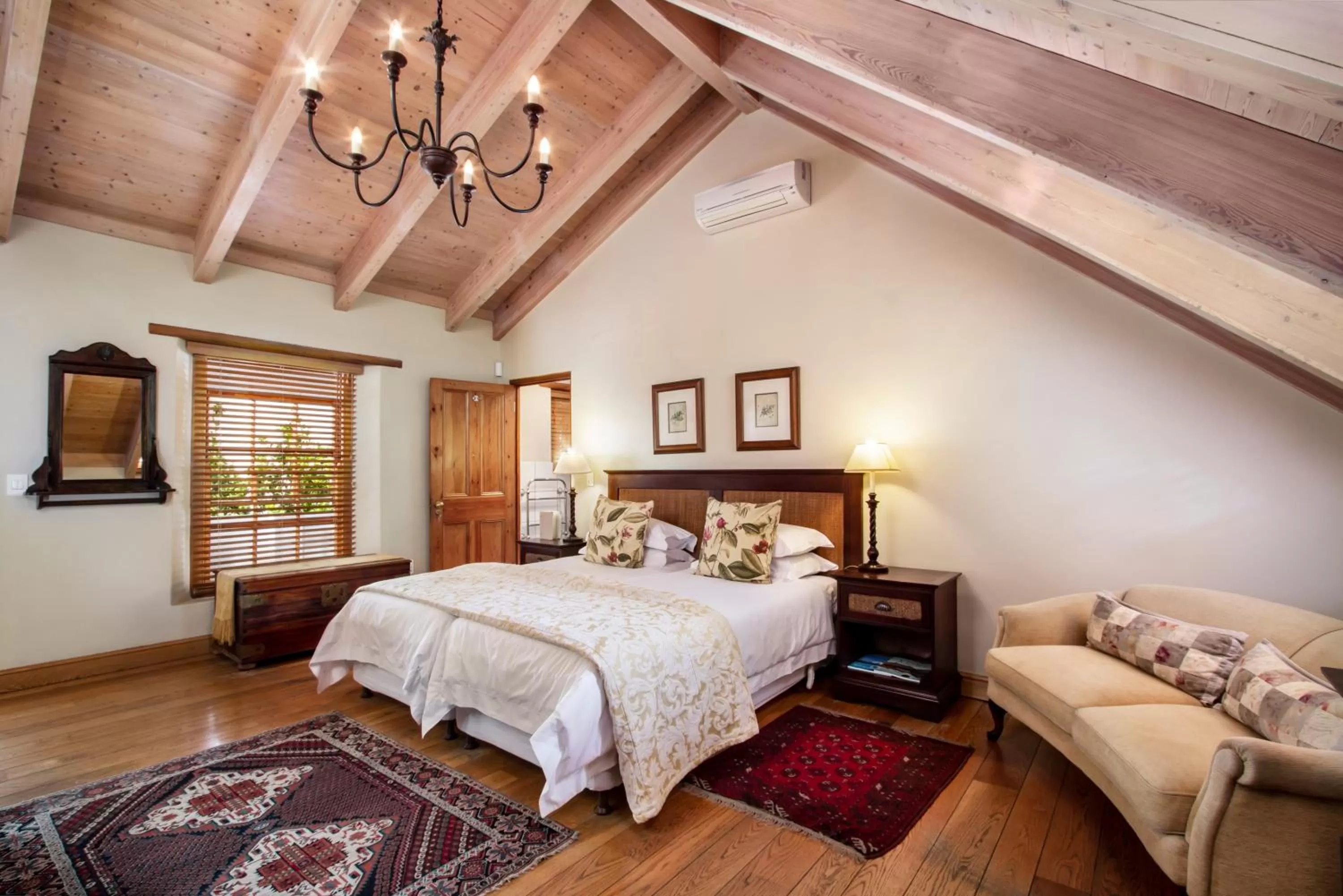 Bedroom, Bed in De Hoek Manor