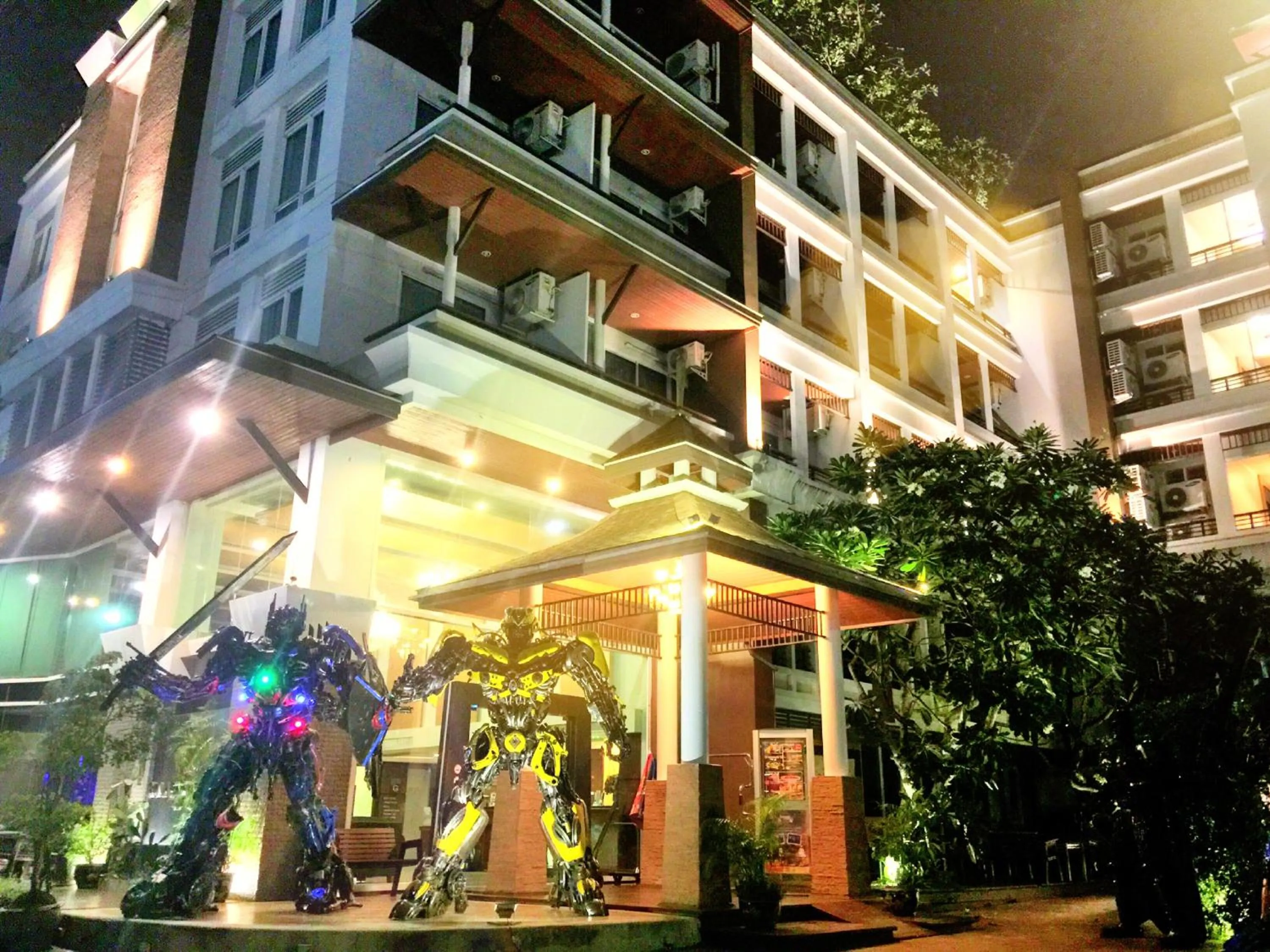 Property building in Suvarnabhumi Suite Hotel