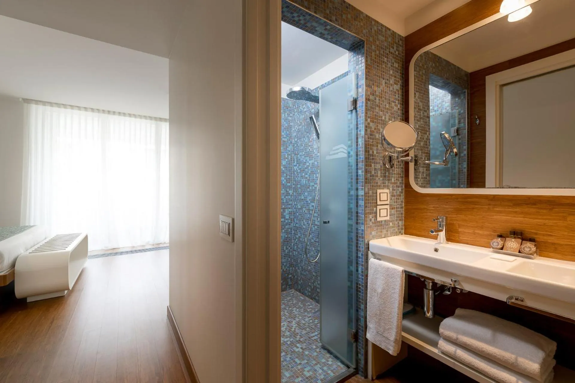 Shower, Bed in T-Suite Hotel