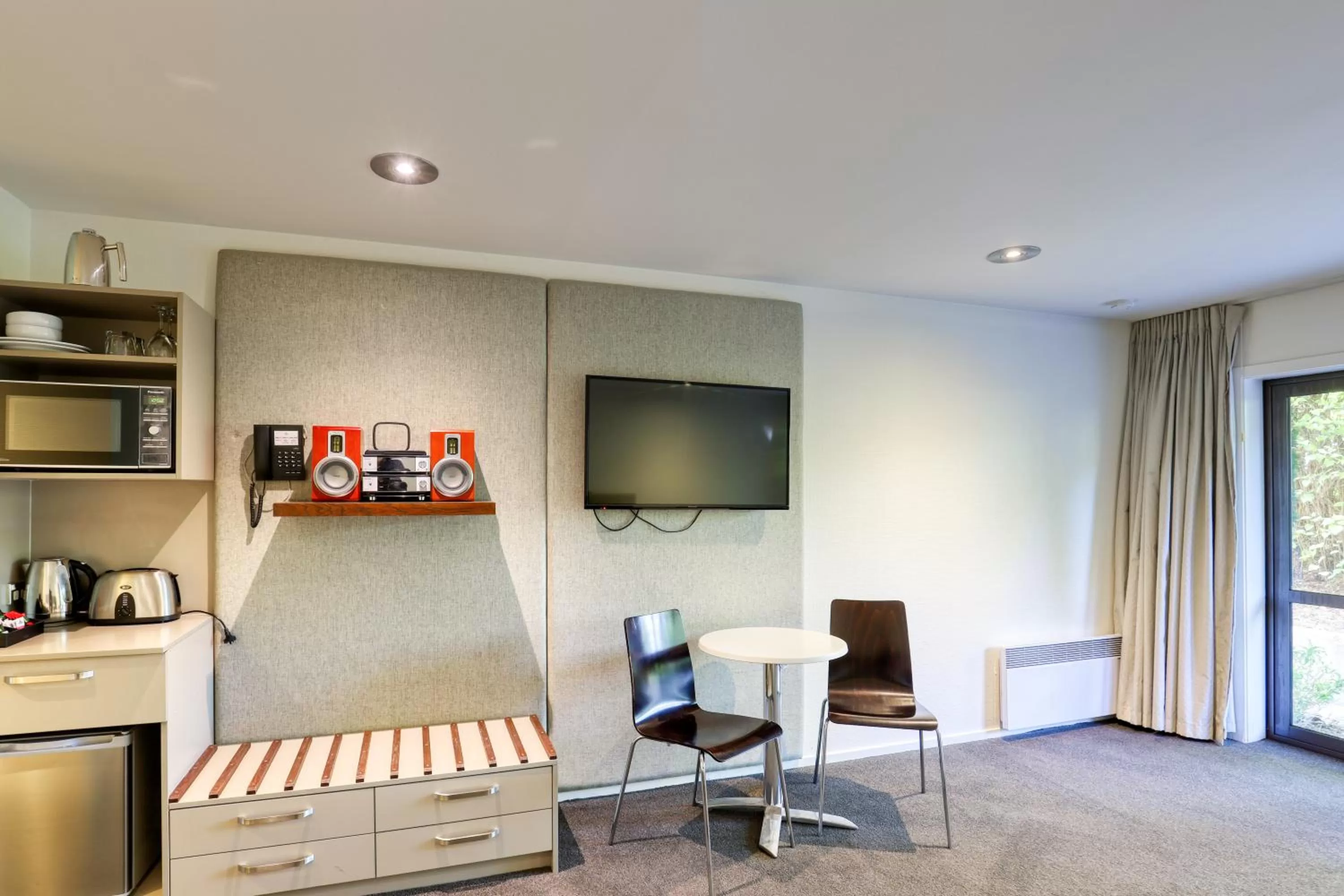 Living room in Garden Court Suites & Apartments